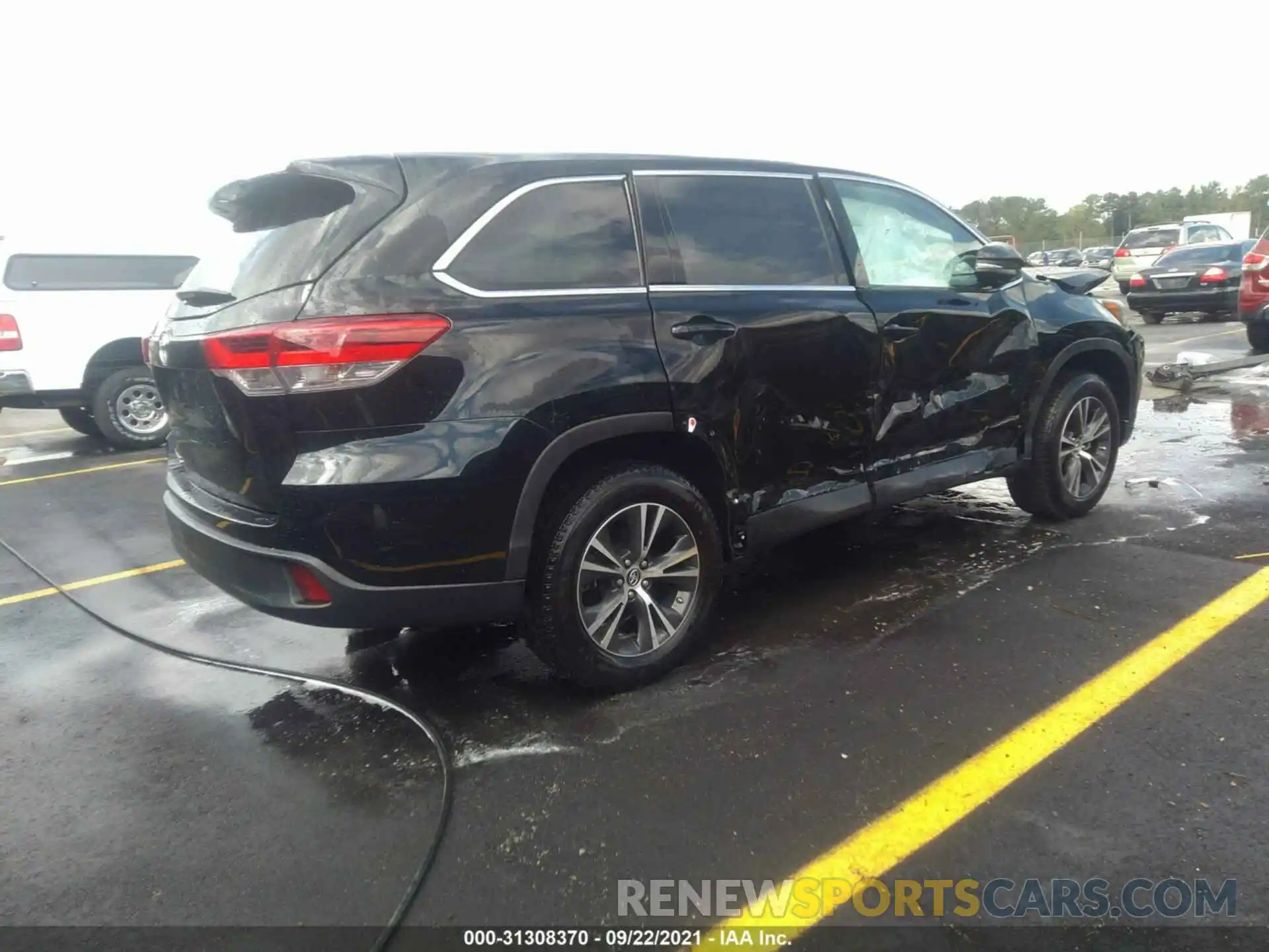 4 Photograph of a damaged car 5TDZARFH2KS057905 TOYOTA HIGHLANDER 2019