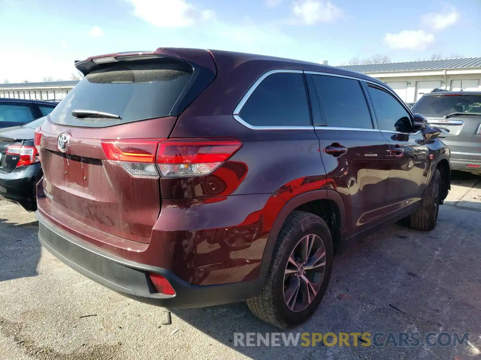 4 Photograph of a damaged car 5TDZARFH2KS058620 TOYOTA HIGHLANDER 2019