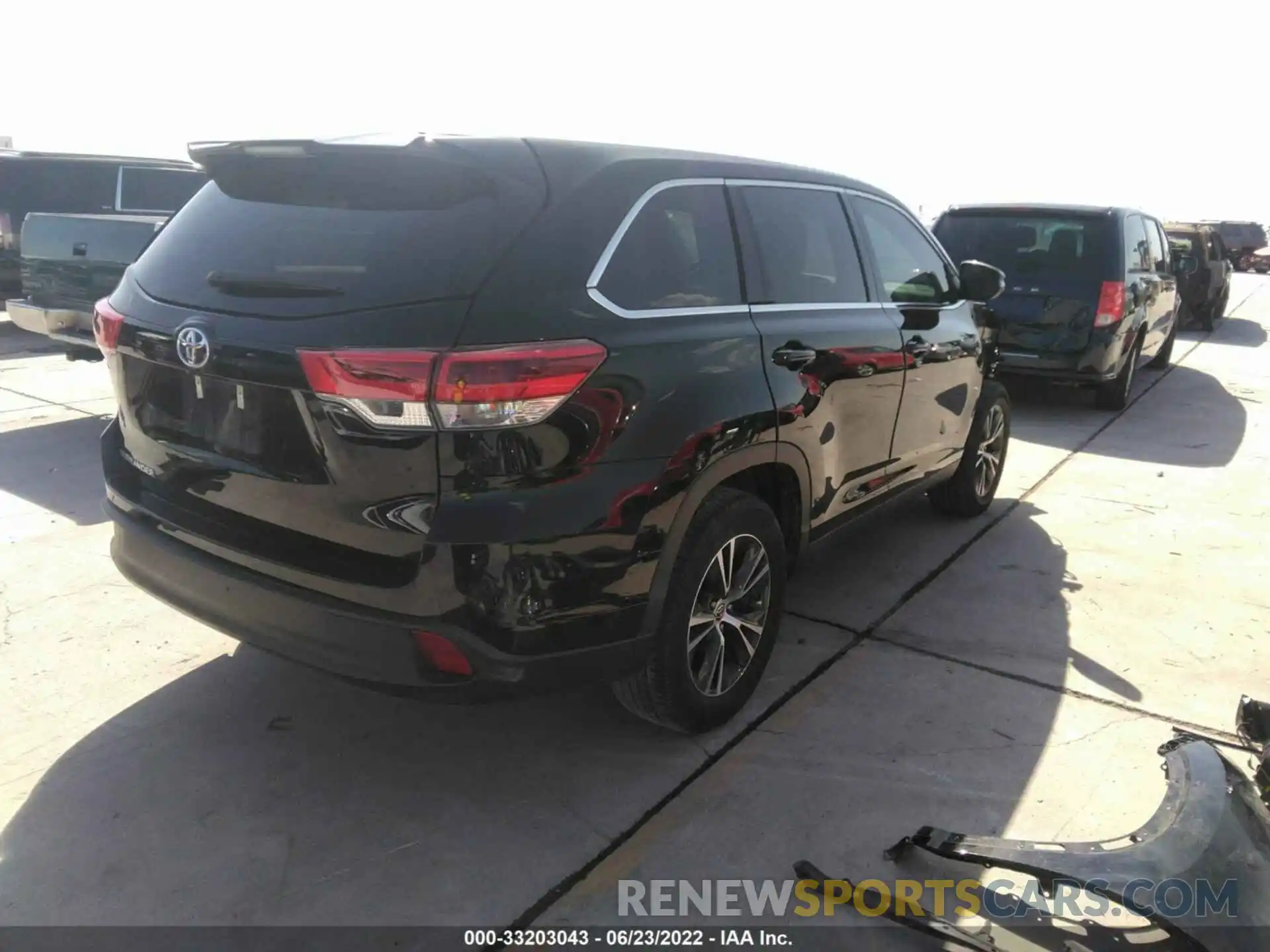 4 Photograph of a damaged car 5TDZARFH2KS060643 TOYOTA HIGHLANDER 2019