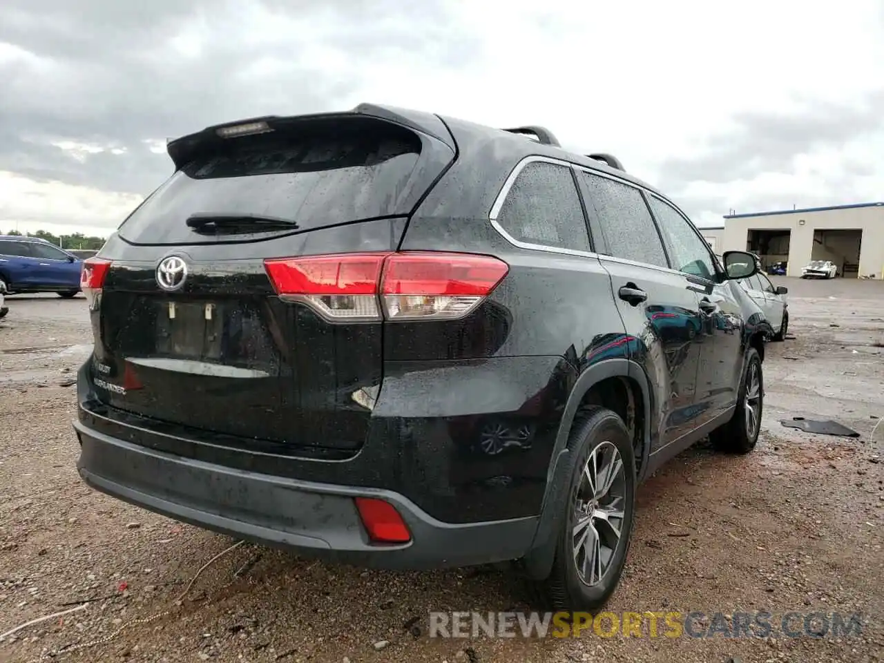 4 Photograph of a damaged car 5TDZARFH2KS060772 TOYOTA HIGHLANDER 2019