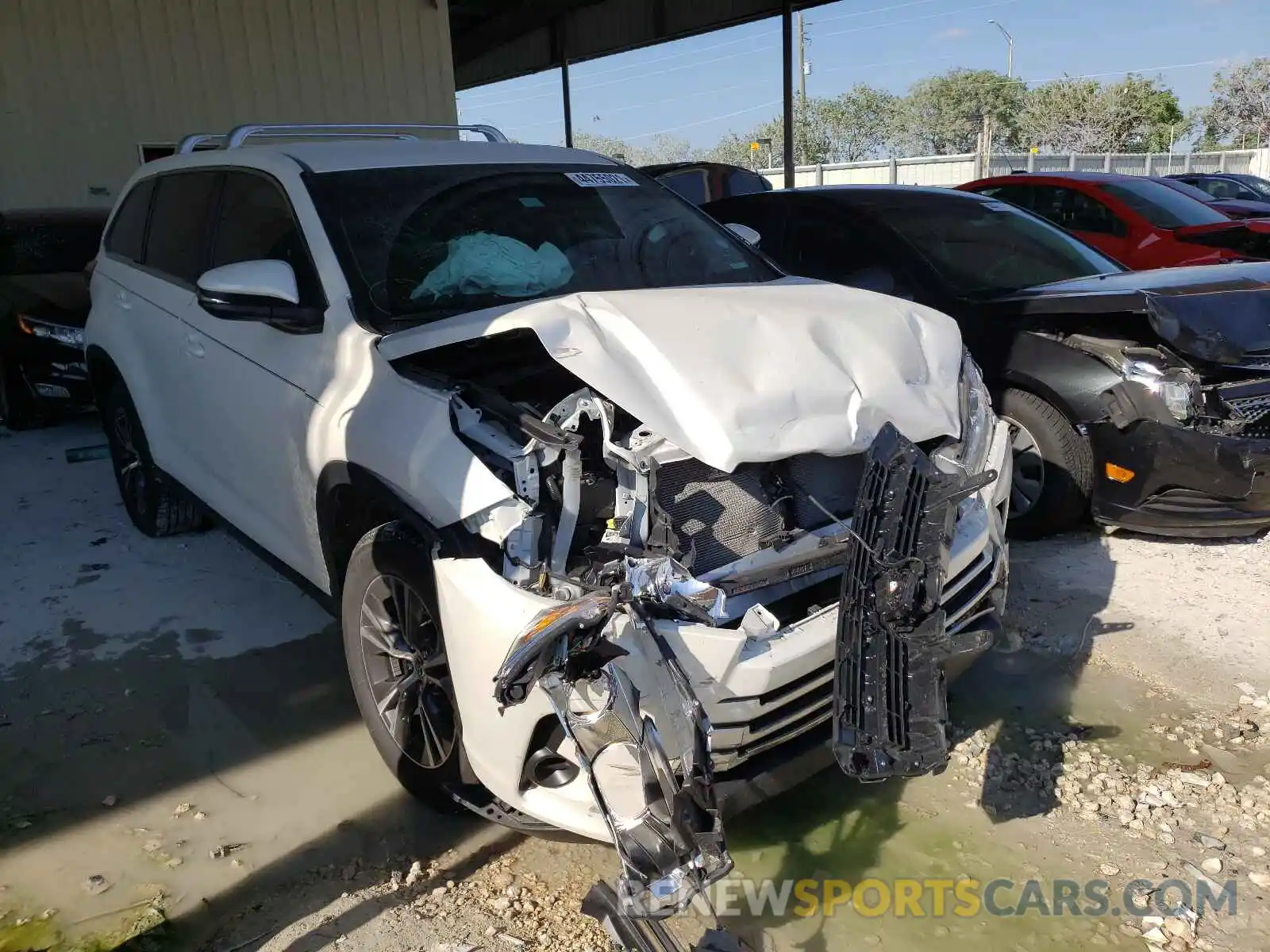 1 Photograph of a damaged car 5TDZARFH2KS060819 TOYOTA HIGHLANDER 2019