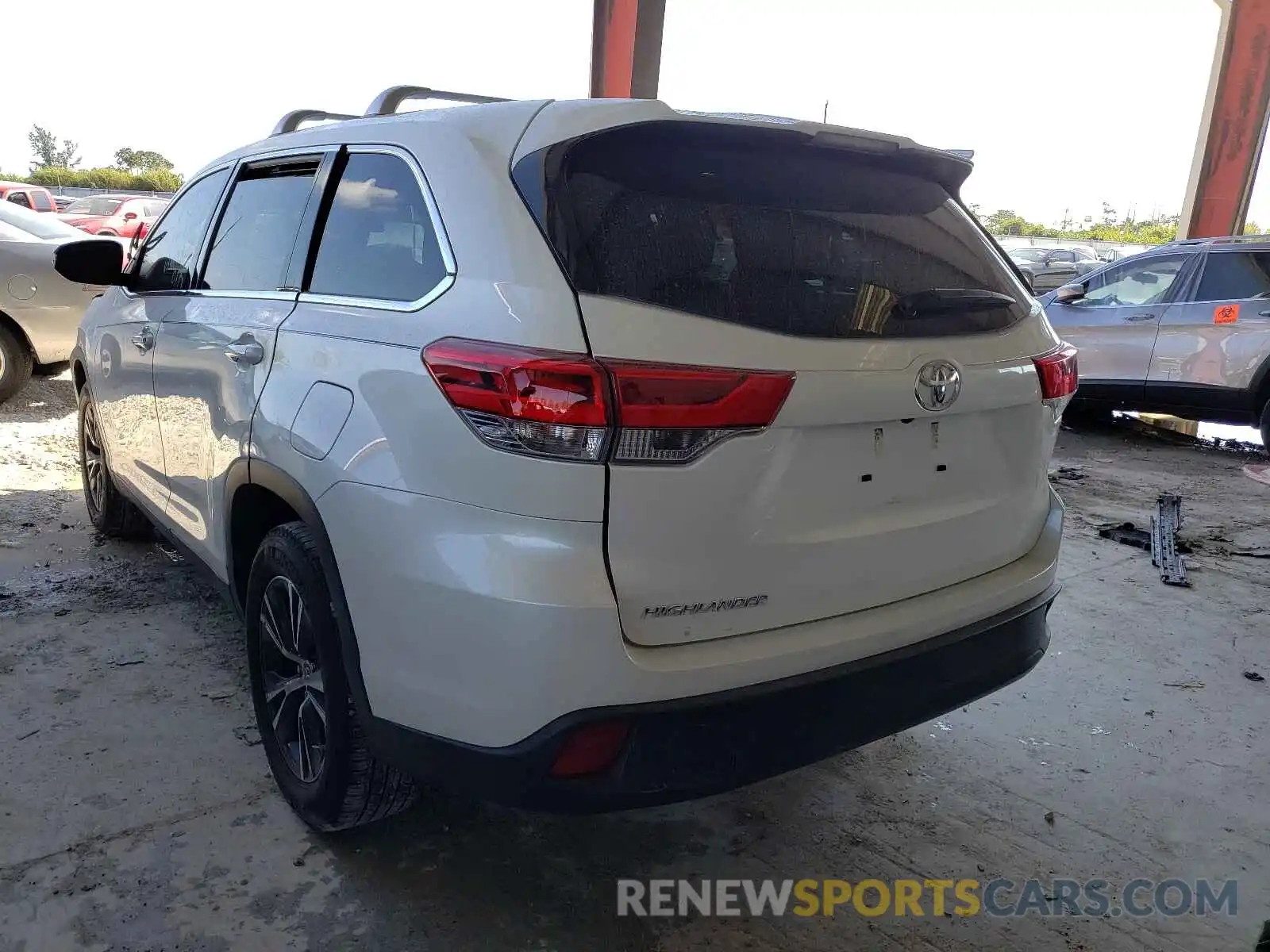 3 Photograph of a damaged car 5TDZARFH2KS060819 TOYOTA HIGHLANDER 2019