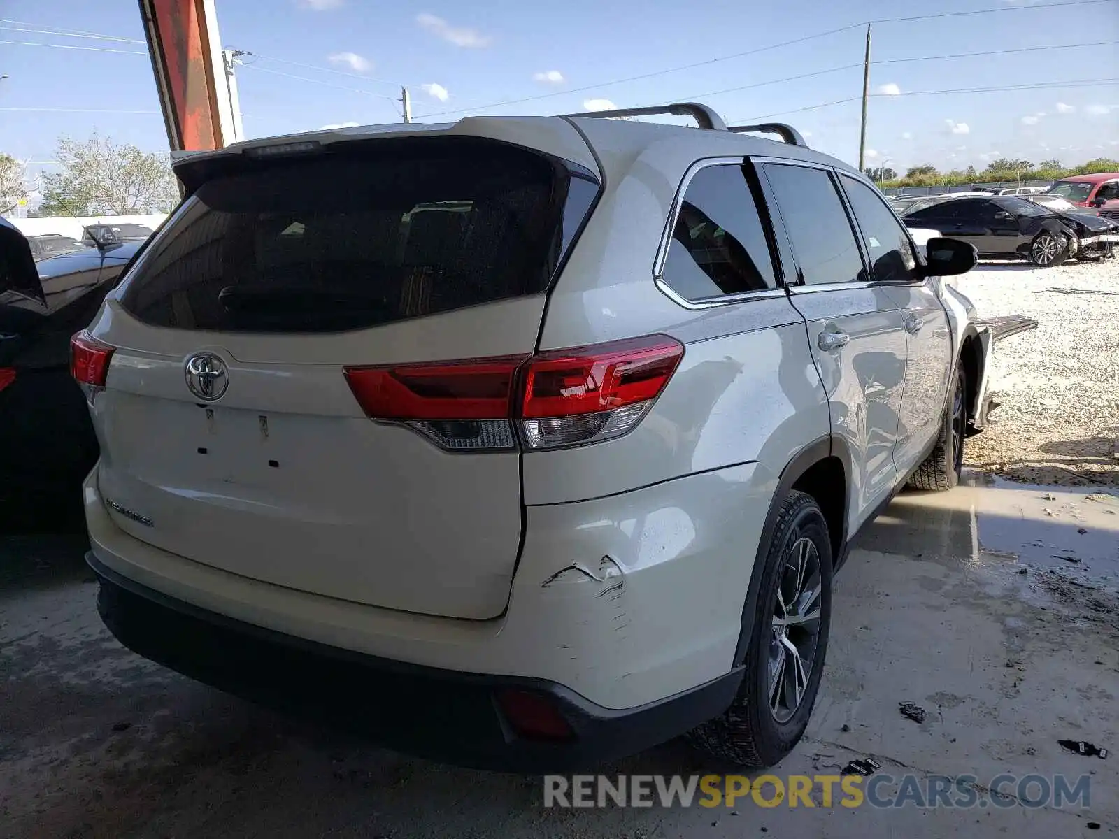 4 Photograph of a damaged car 5TDZARFH2KS060819 TOYOTA HIGHLANDER 2019