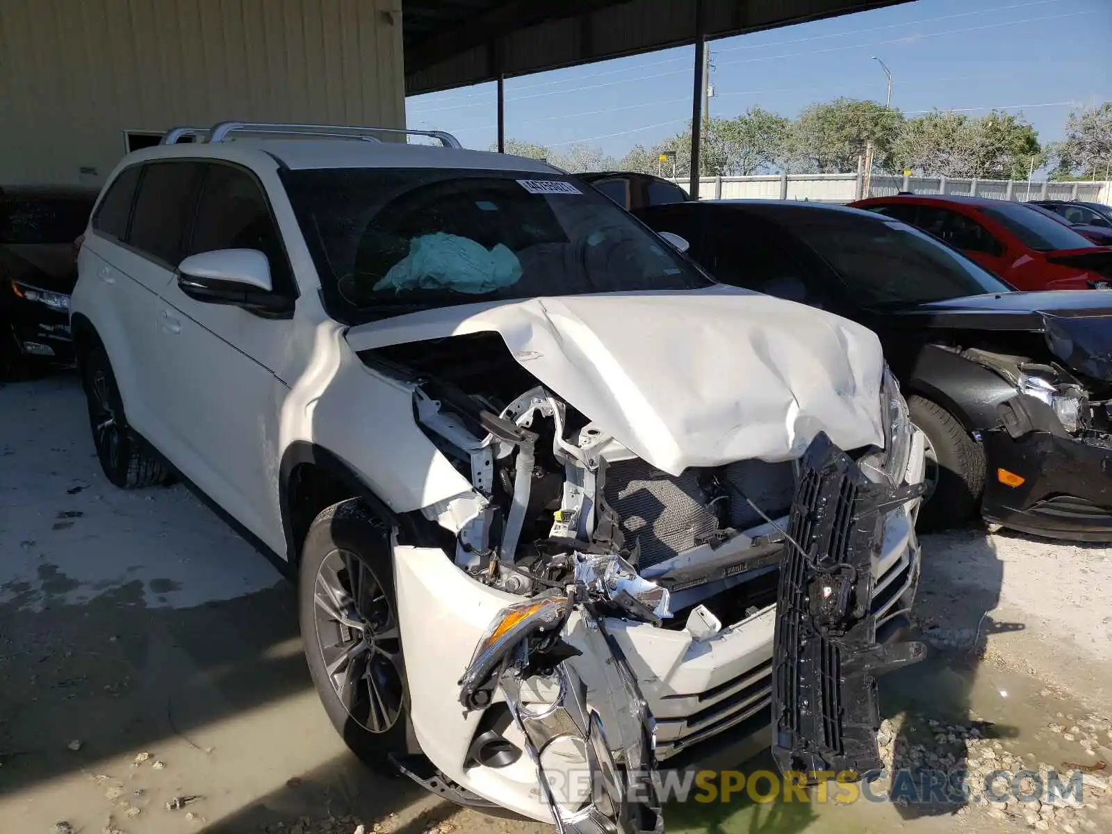 9 Photograph of a damaged car 5TDZARFH2KS060819 TOYOTA HIGHLANDER 2019