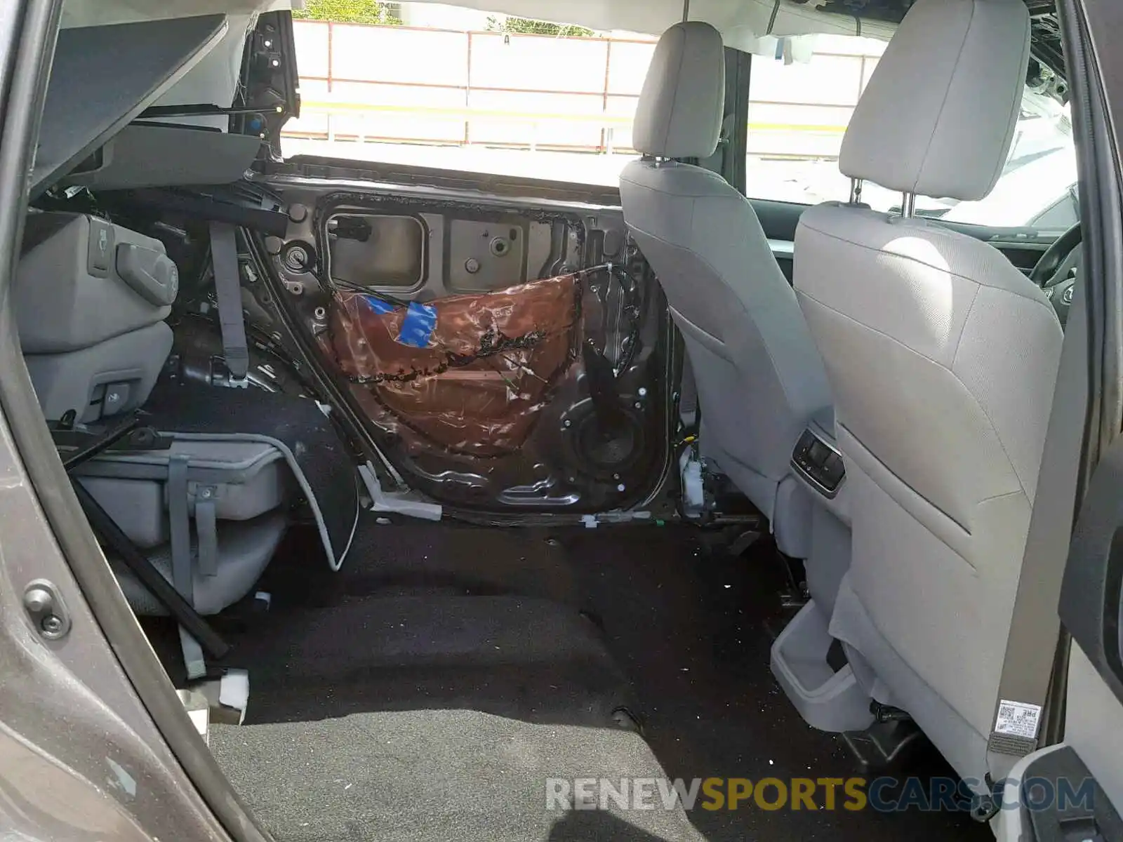 6 Photograph of a damaged car 5TDZARFH3KS042295 TOYOTA HIGHLANDER 2019