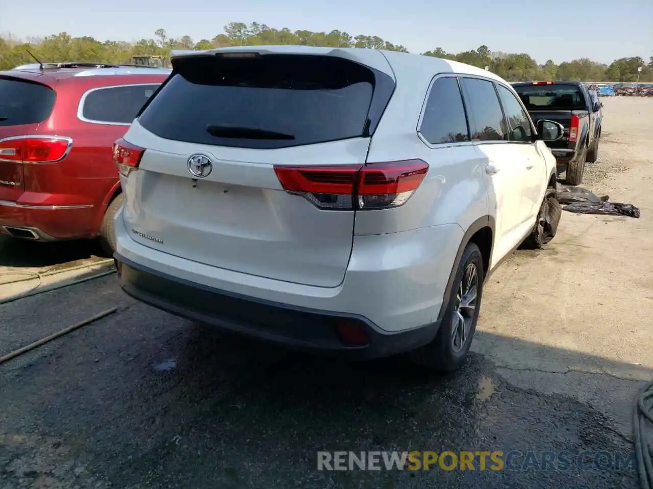 4 Photograph of a damaged car 5TDZARFH3KS042605 TOYOTA HIGHLANDER 2019