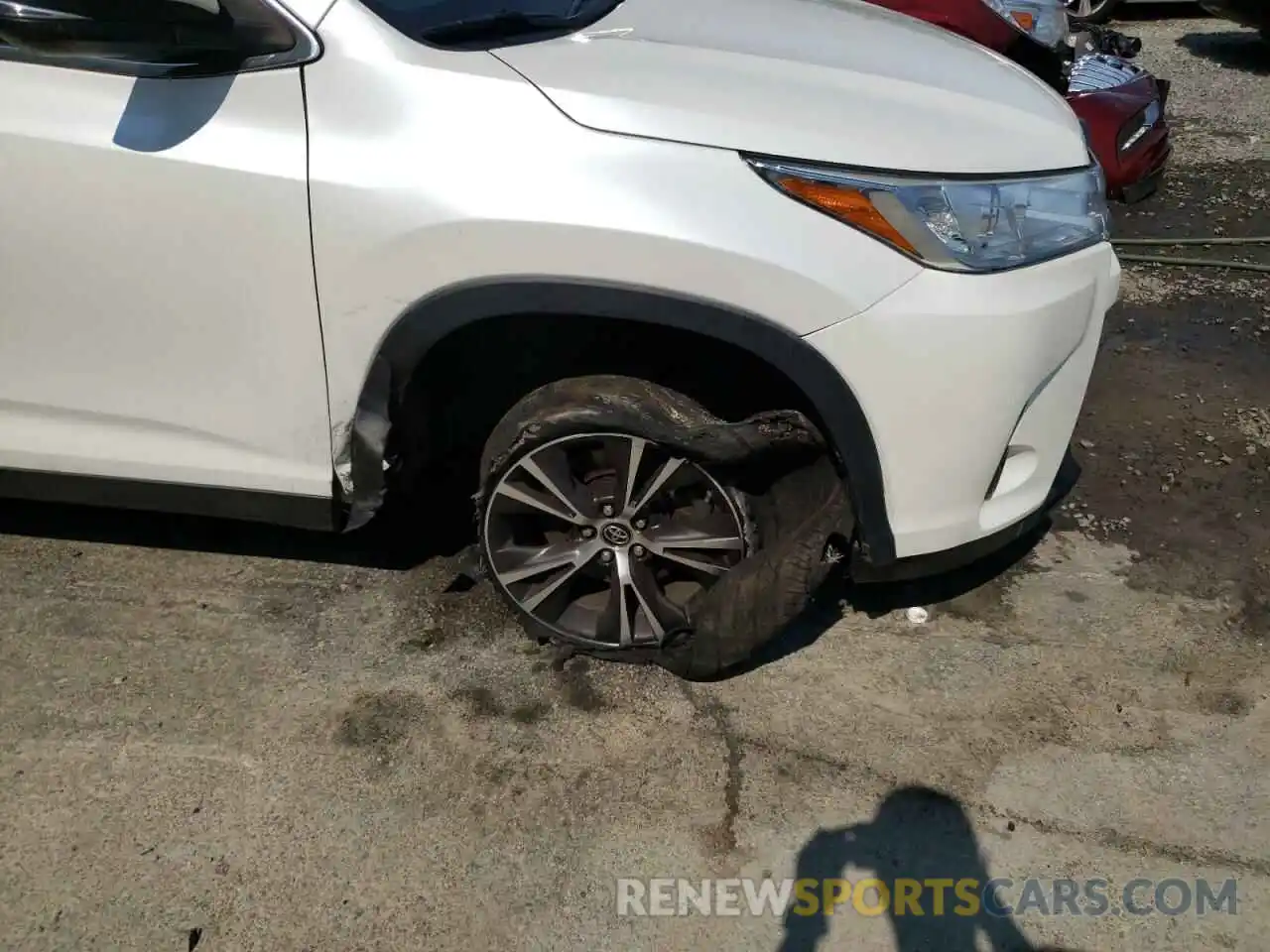 9 Photograph of a damaged car 5TDZARFH3KS042605 TOYOTA HIGHLANDER 2019