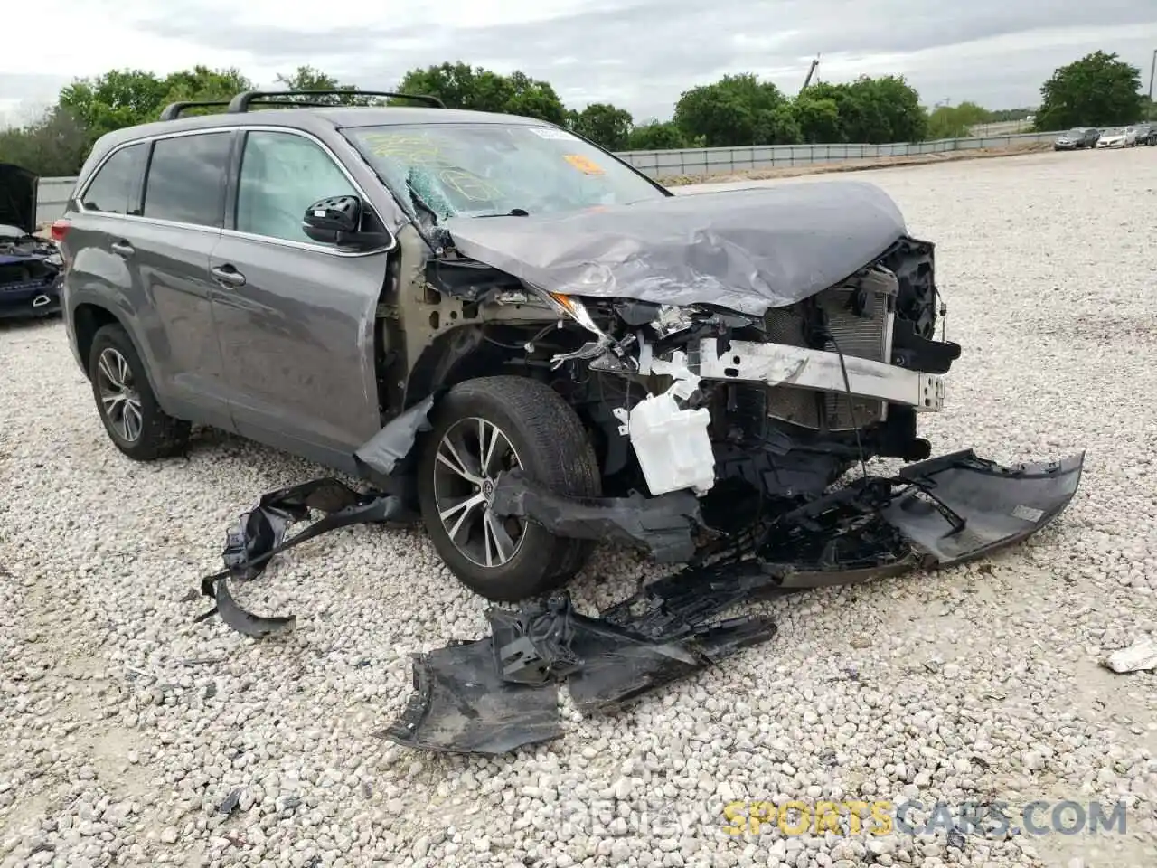 9 Photograph of a damaged car 5TDZARFH3KS042636 TOYOTA HIGHLANDER 2019