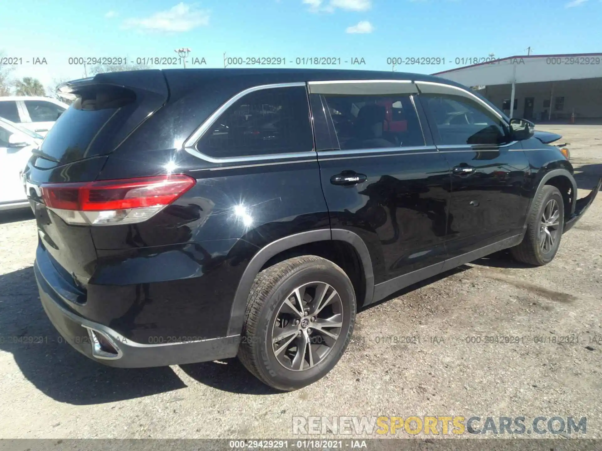 4 Photograph of a damaged car 5TDZARFH3KS042801 TOYOTA HIGHLANDER 2019