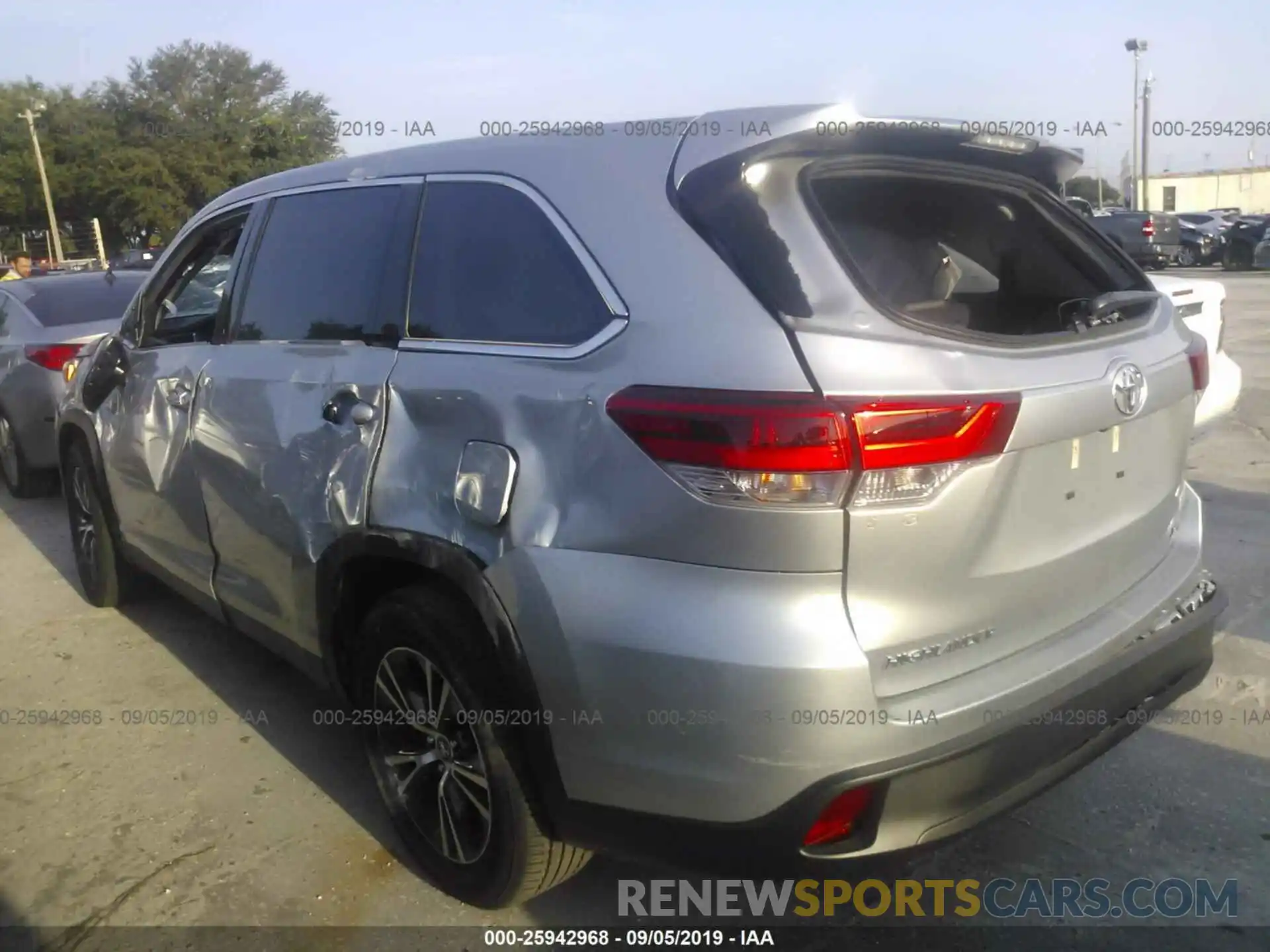 3 Photograph of a damaged car 5TDZARFH3KS044421 TOYOTA HIGHLANDER 2019