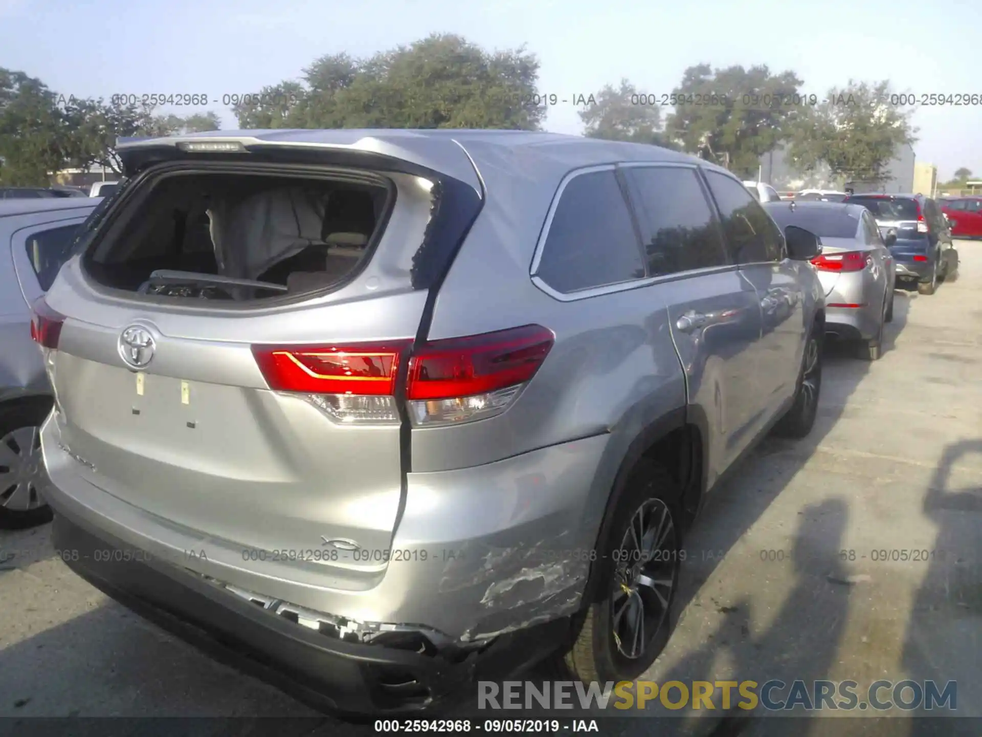 4 Photograph of a damaged car 5TDZARFH3KS044421 TOYOTA HIGHLANDER 2019