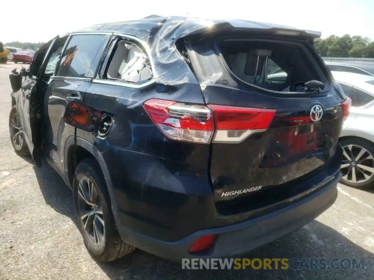 3 Photograph of a damaged car 5TDZARFH3KS045097 TOYOTA HIGHLANDER 2019