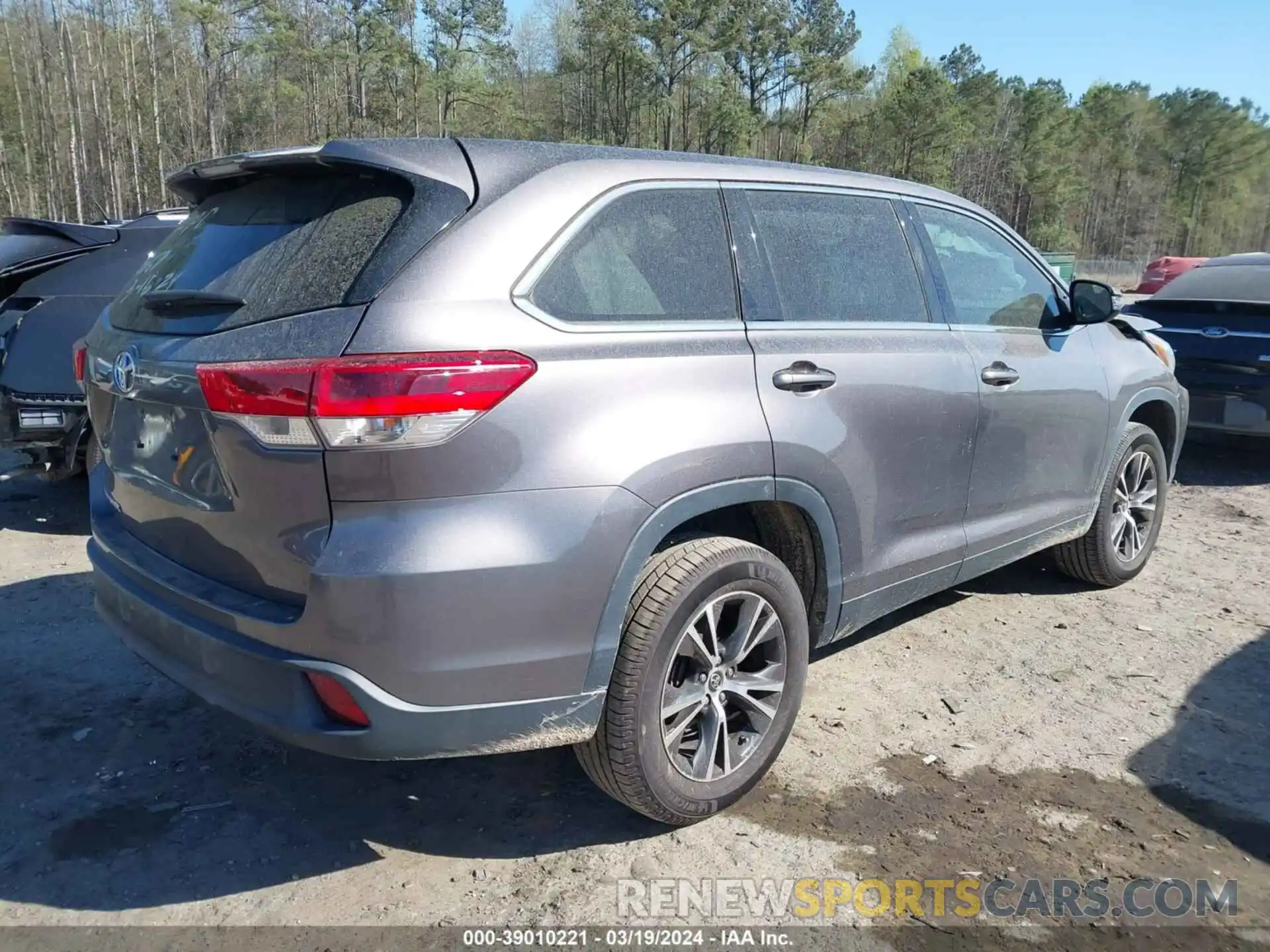 4 Photograph of a damaged car 5TDZARFH3KS045567 TOYOTA HIGHLANDER 2019