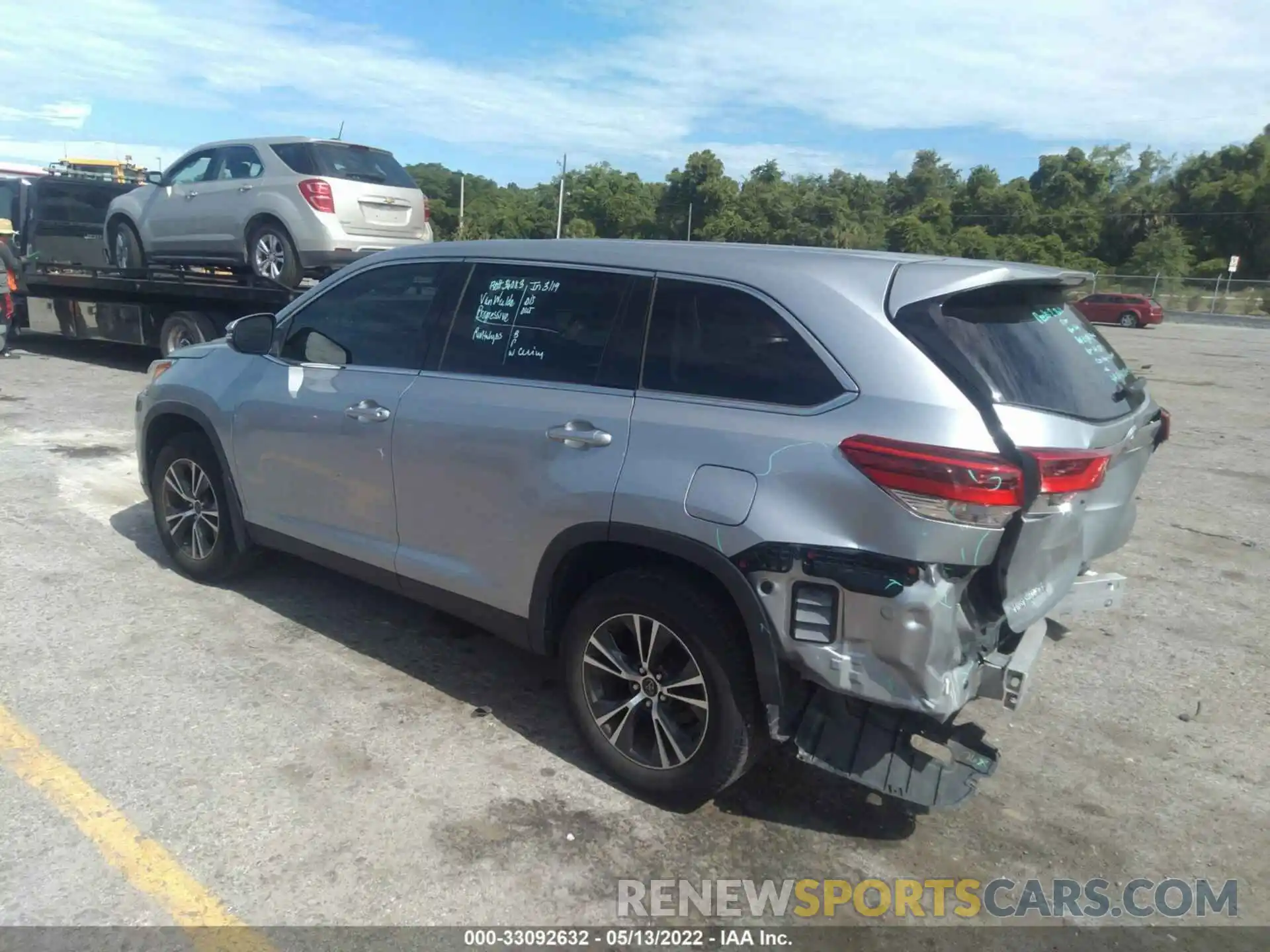 3 Photograph of a damaged car 5TDZARFH3KS045634 TOYOTA HIGHLANDER 2019