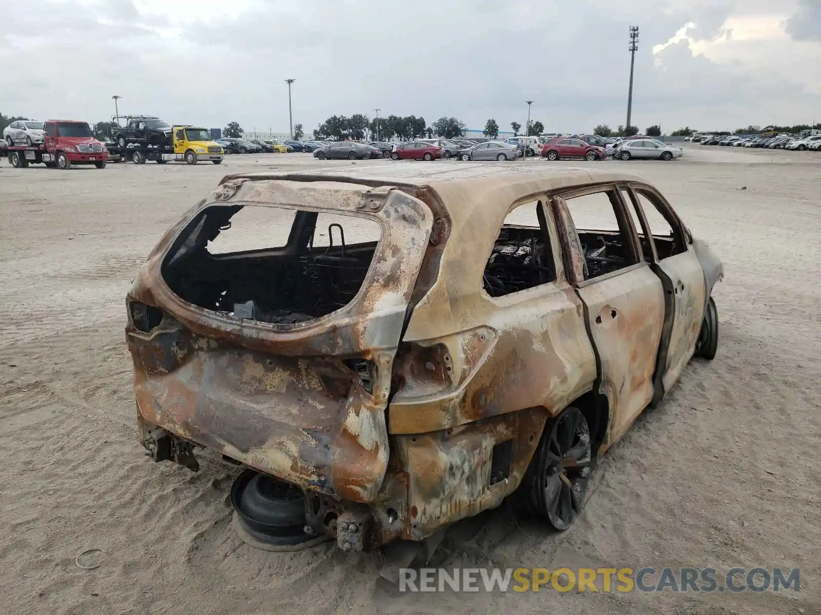 4 Photograph of a damaged car 5TDZARFH3KS046704 TOYOTA HIGHLANDER 2019