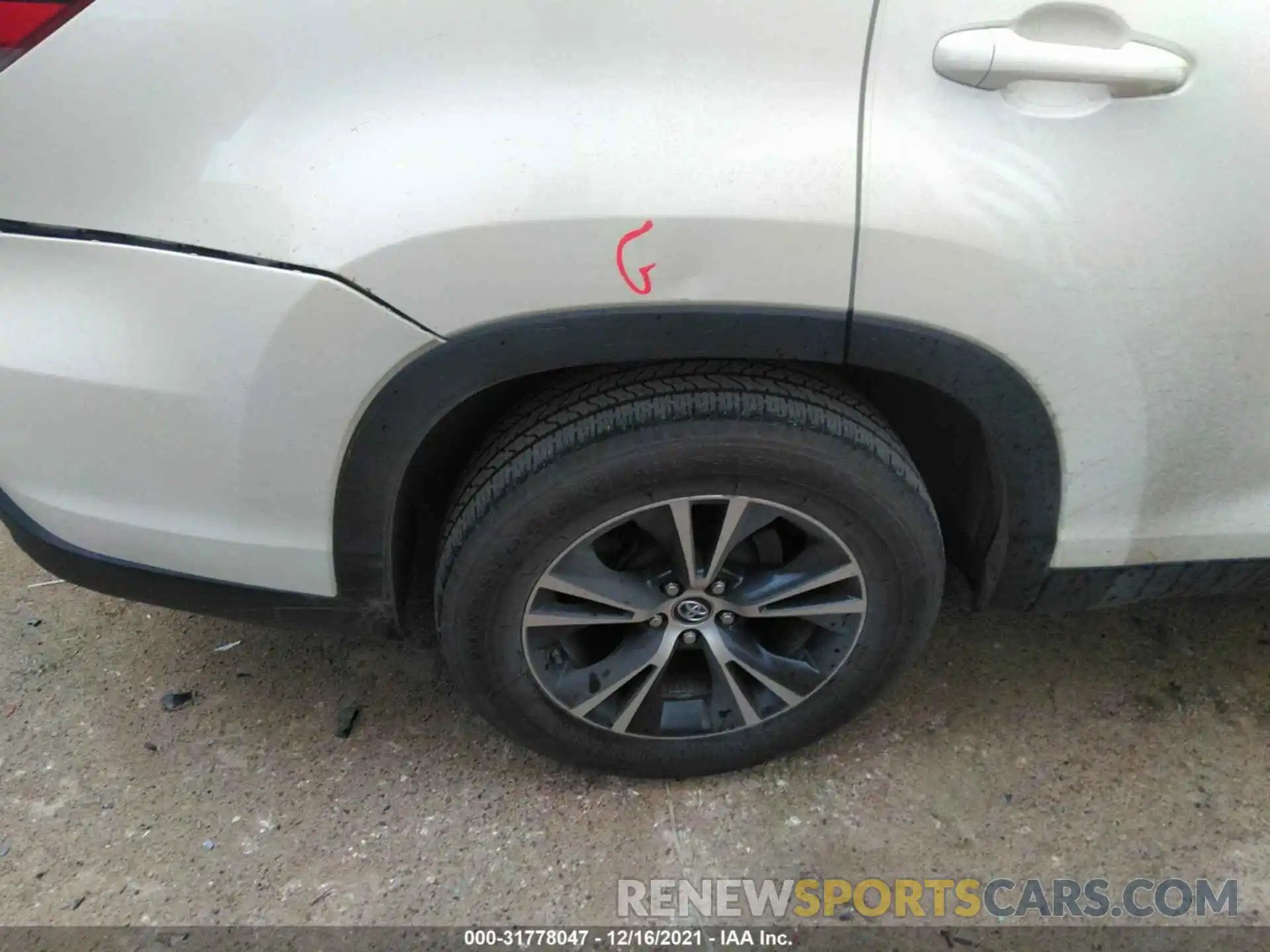 15 Photograph of a damaged car 5TDZARFH3KS047805 TOYOTA HIGHLANDER 2019