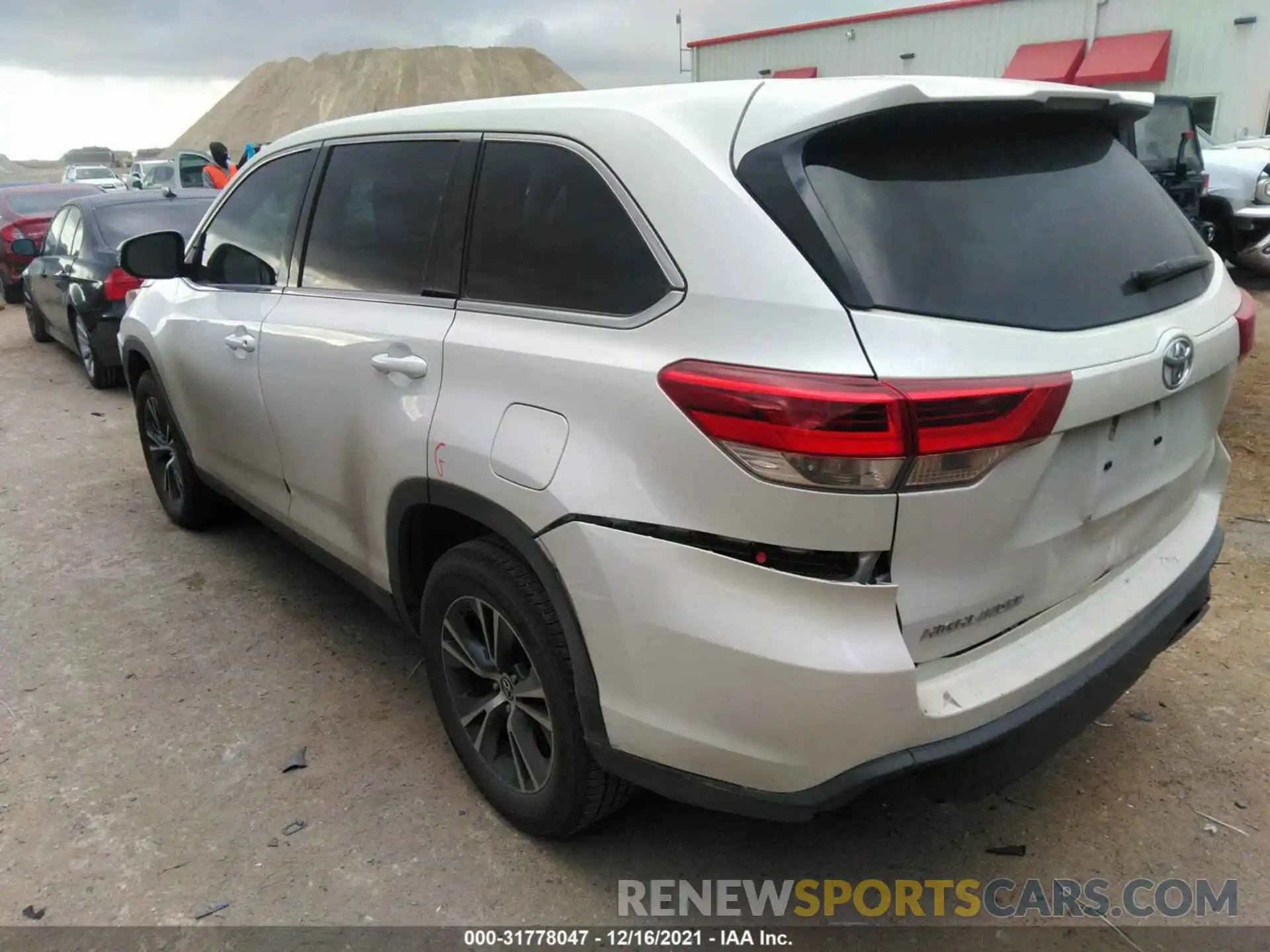 3 Photograph of a damaged car 5TDZARFH3KS047805 TOYOTA HIGHLANDER 2019