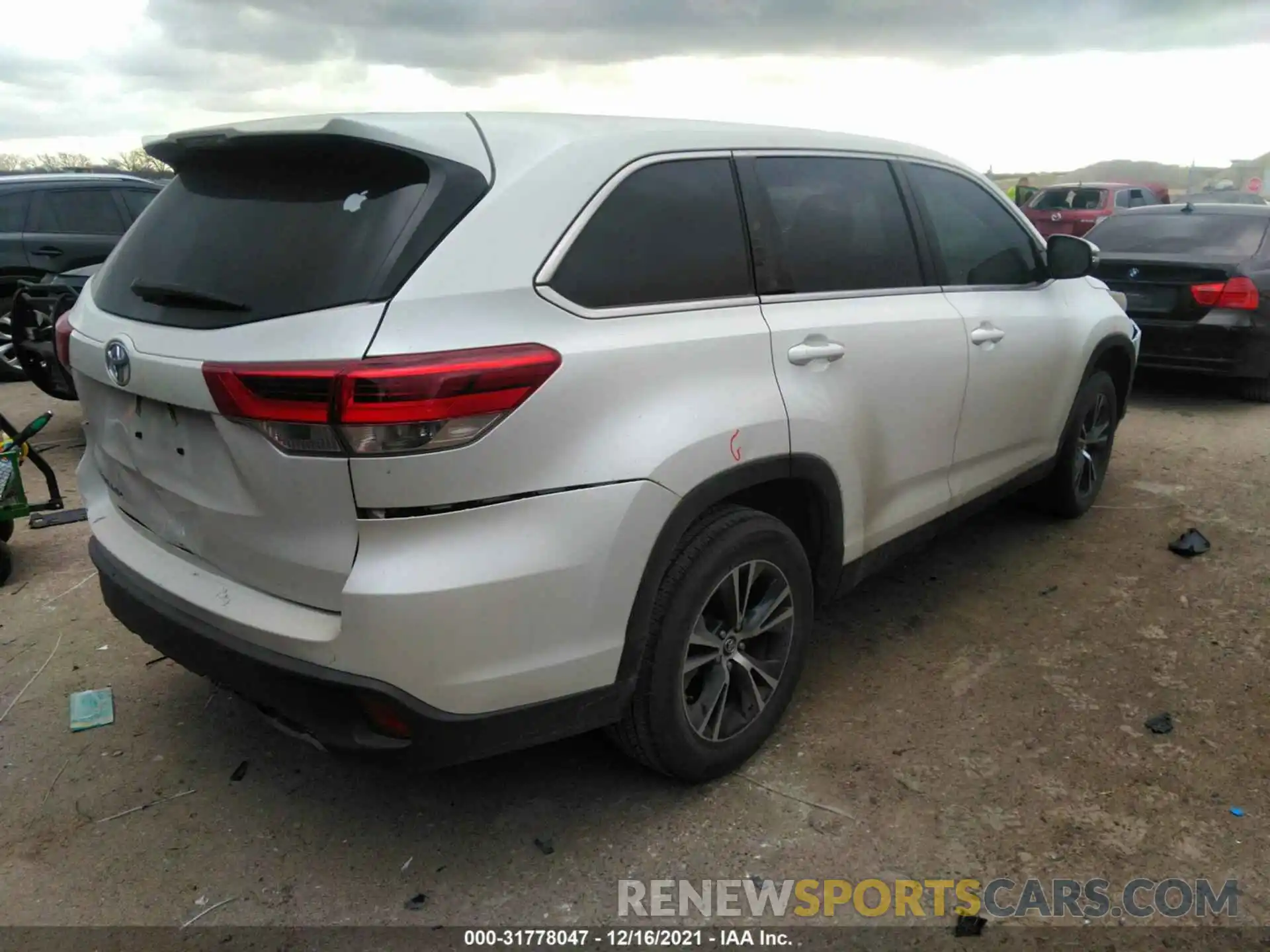 4 Photograph of a damaged car 5TDZARFH3KS047805 TOYOTA HIGHLANDER 2019