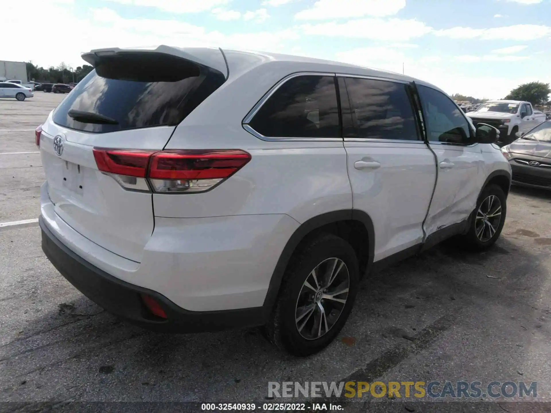 4 Photograph of a damaged car 5TDZARFH3KS048341 TOYOTA HIGHLANDER 2019