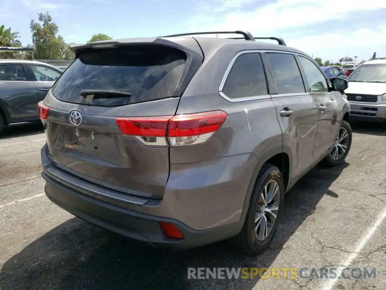 4 Photograph of a damaged car 5TDZARFH3KS048940 TOYOTA HIGHLANDER 2019