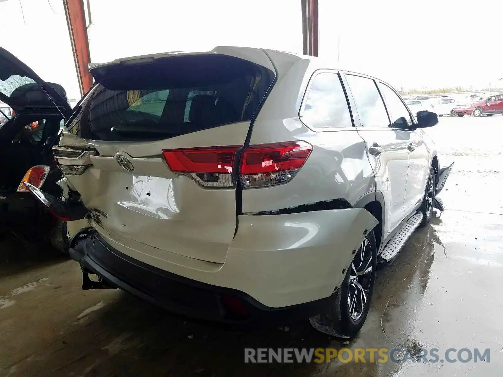 4 Photograph of a damaged car 5TDZARFH3KS049571 TOYOTA HIGHLANDER 2019