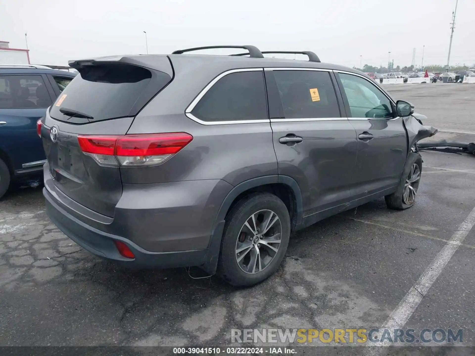 4 Photograph of a damaged car 5TDZARFH3KS049828 TOYOTA HIGHLANDER 2019