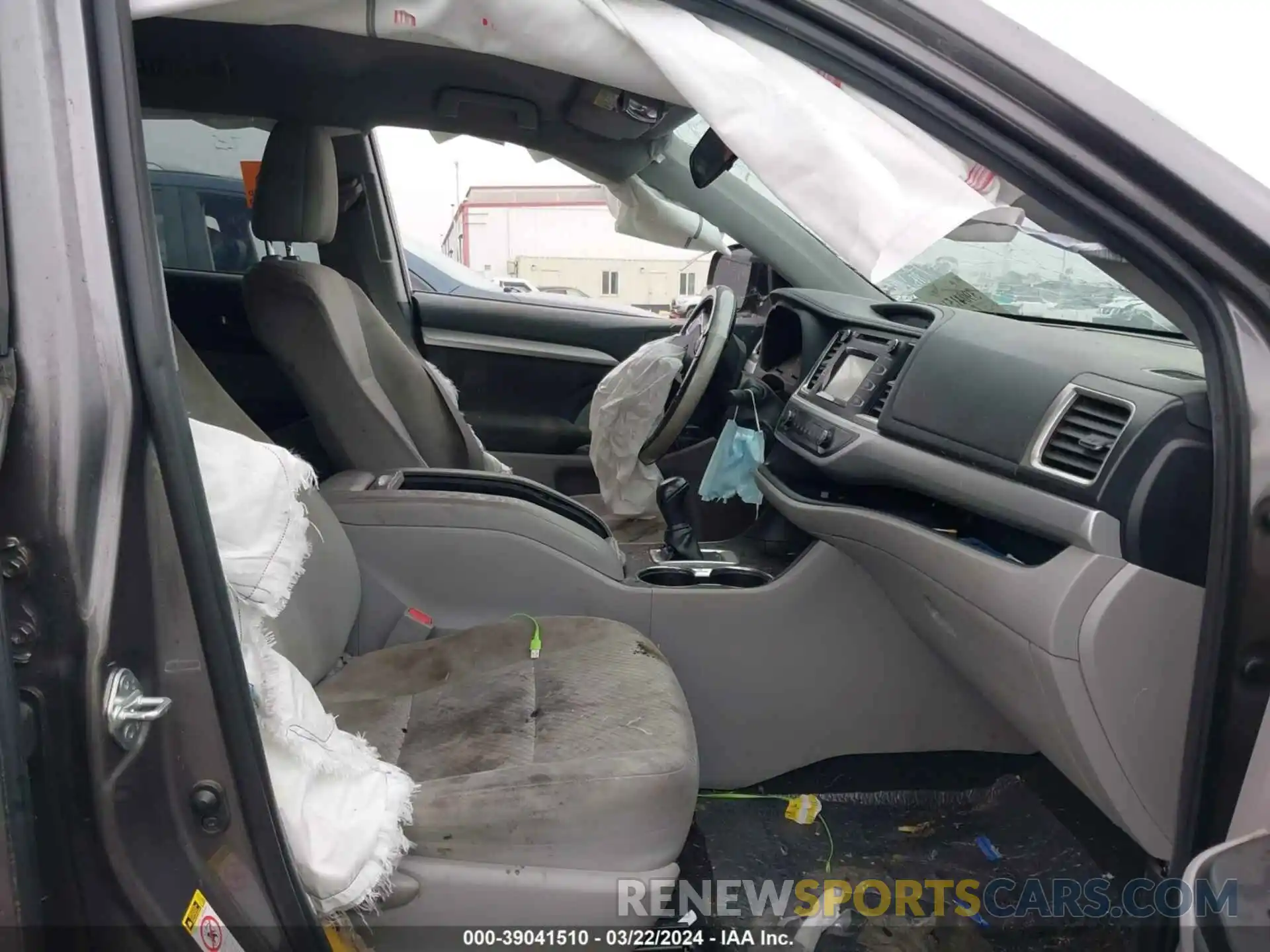 5 Photograph of a damaged car 5TDZARFH3KS049828 TOYOTA HIGHLANDER 2019