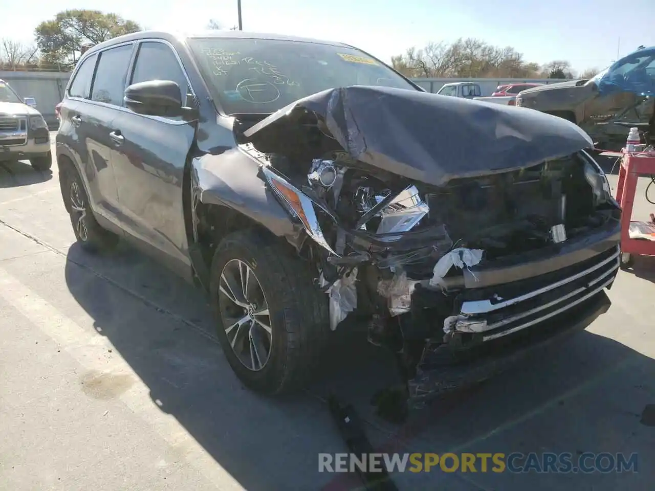 1 Photograph of a damaged car 5TDZARFH3KS052146 TOYOTA HIGHLANDER 2019