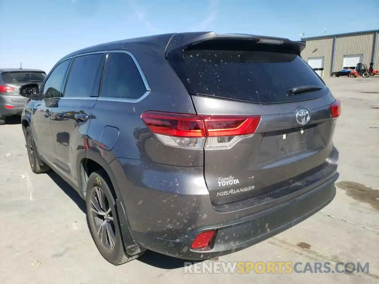 3 Photograph of a damaged car 5TDZARFH3KS052146 TOYOTA HIGHLANDER 2019