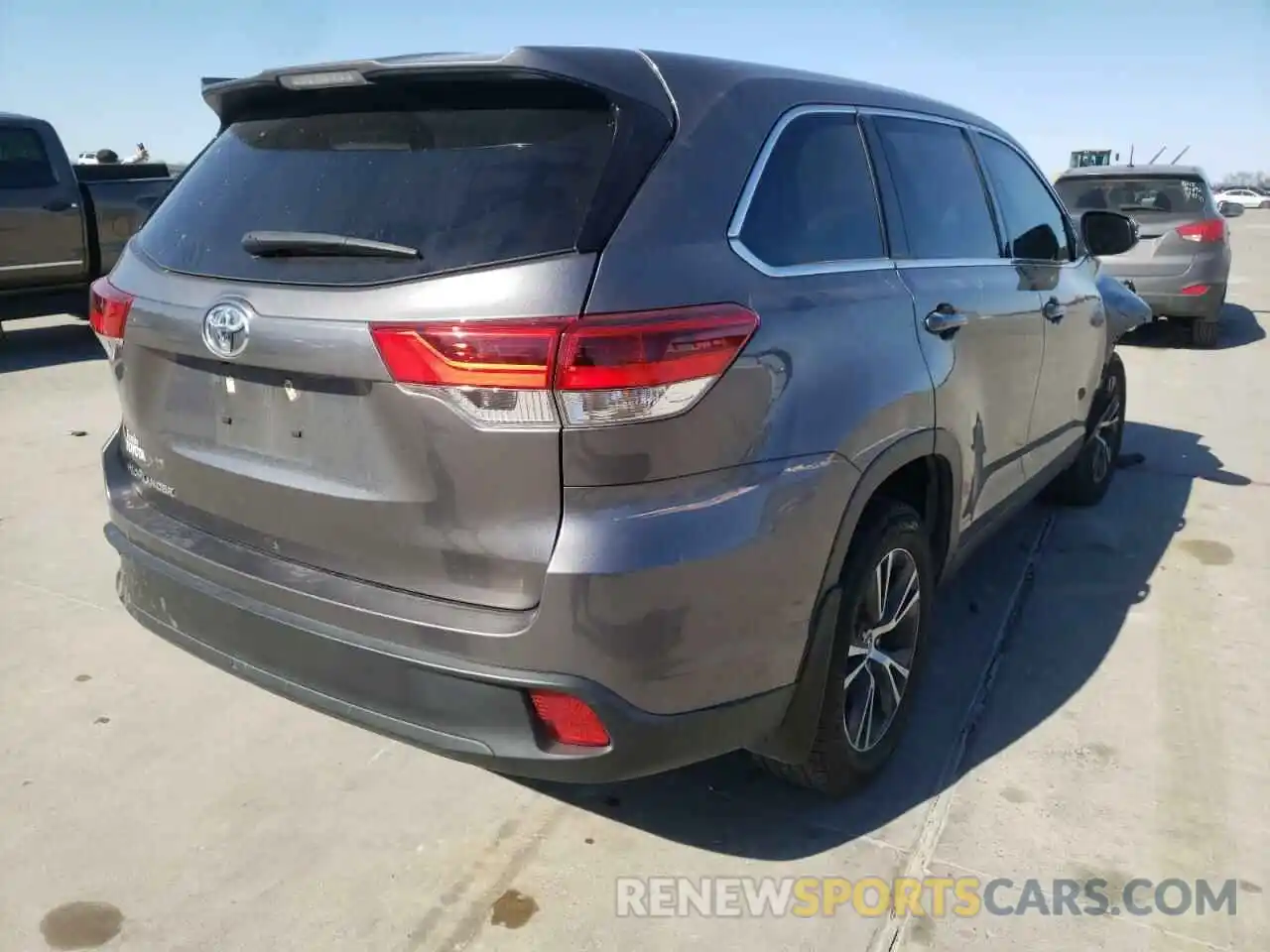 4 Photograph of a damaged car 5TDZARFH3KS052146 TOYOTA HIGHLANDER 2019