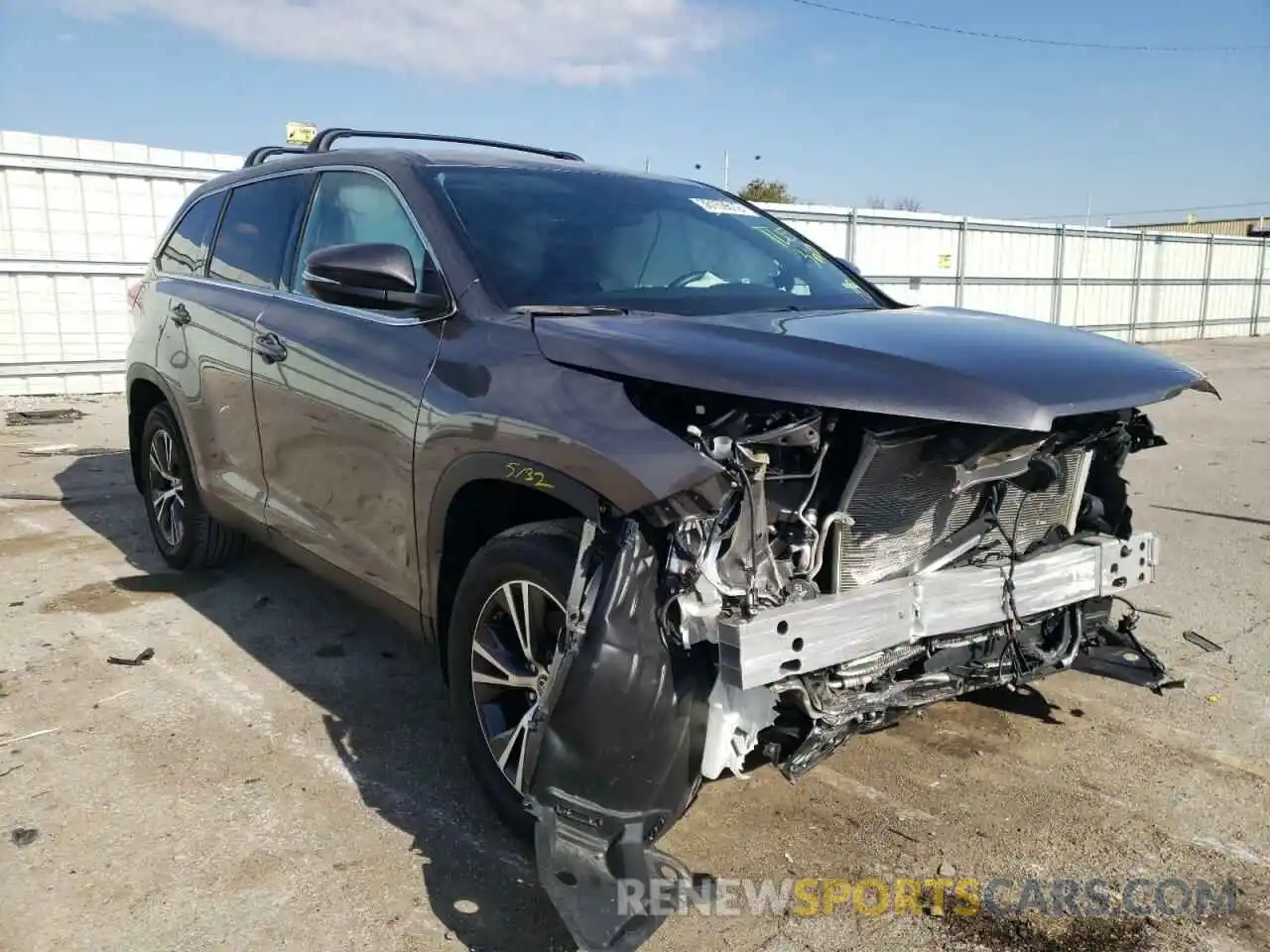 1 Photograph of a damaged car 5TDZARFH3KS052230 TOYOTA HIGHLANDER 2019