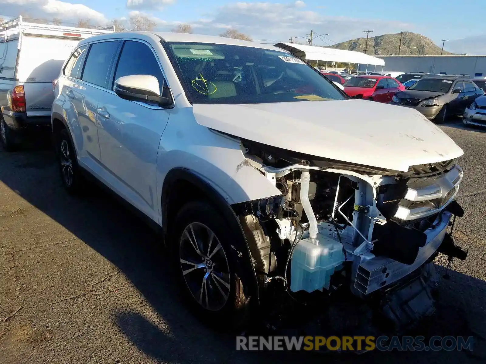 1 Photograph of a damaged car 5TDZARFH3KS053068 TOYOTA HIGHLANDER 2019