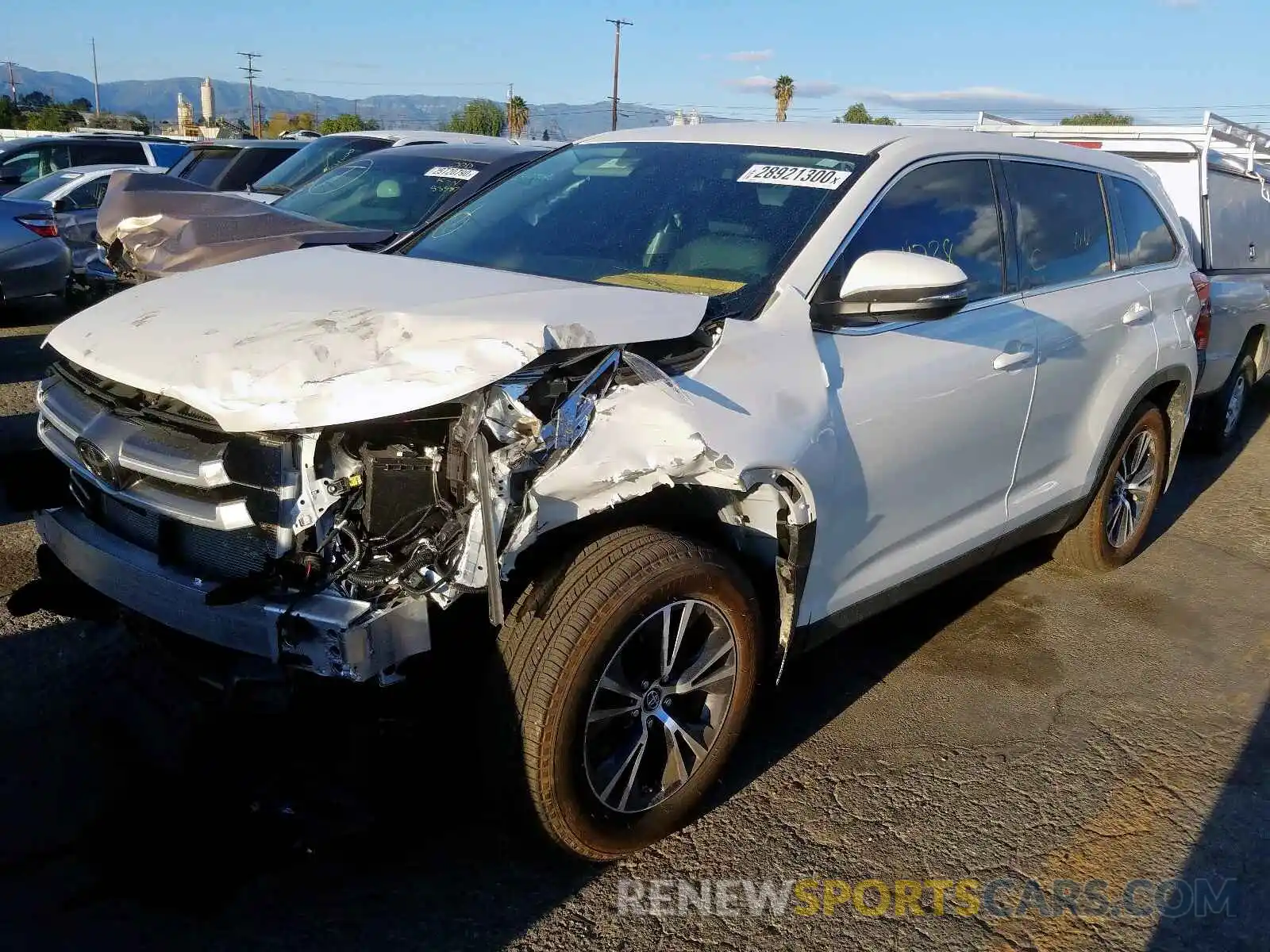 2 Photograph of a damaged car 5TDZARFH3KS053068 TOYOTA HIGHLANDER 2019