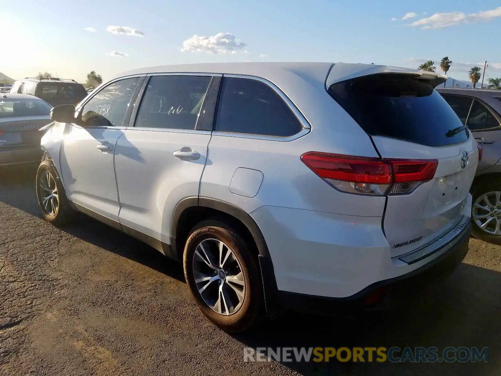 3 Photograph of a damaged car 5TDZARFH3KS053068 TOYOTA HIGHLANDER 2019