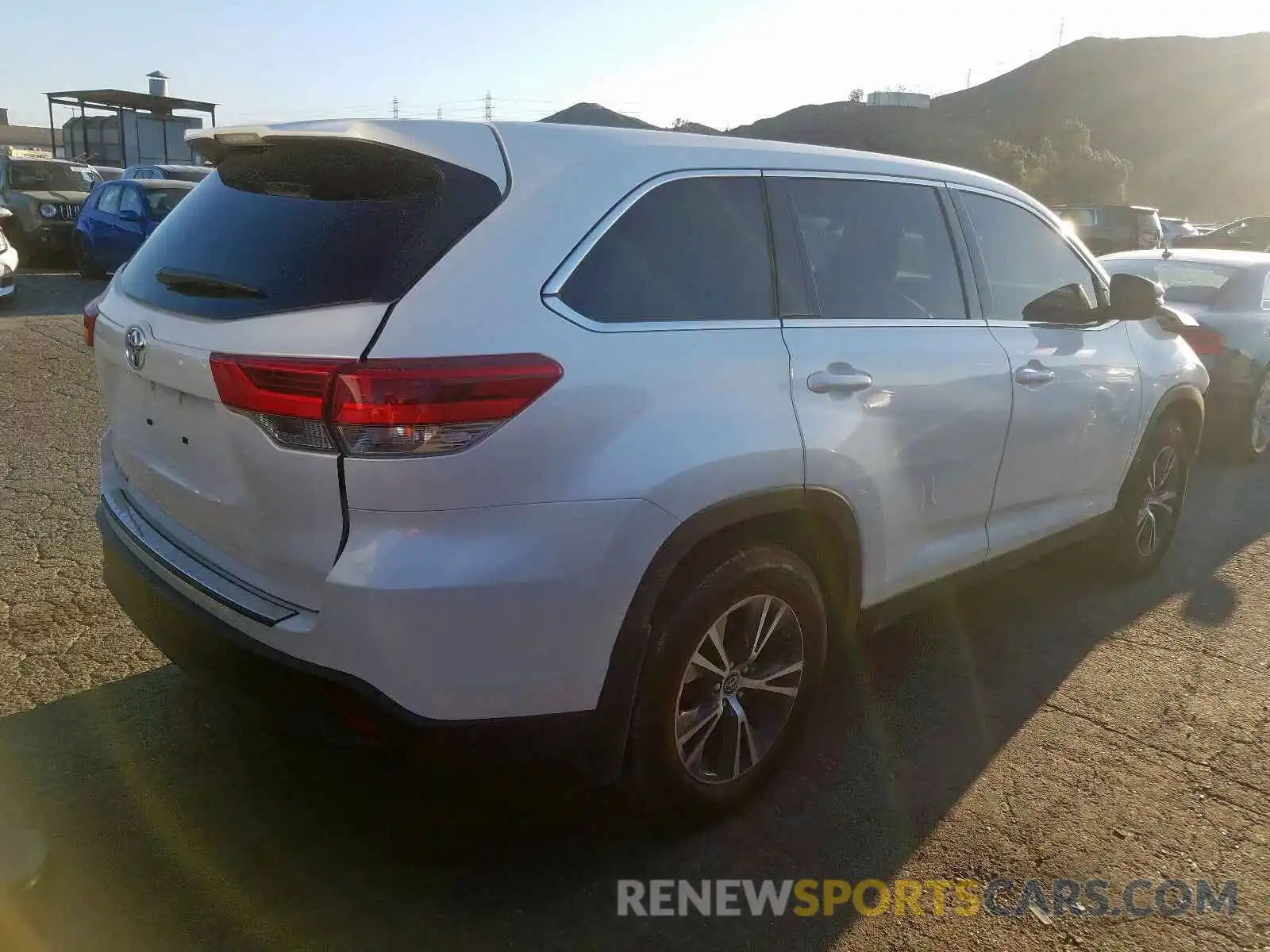 4 Photograph of a damaged car 5TDZARFH3KS053068 TOYOTA HIGHLANDER 2019