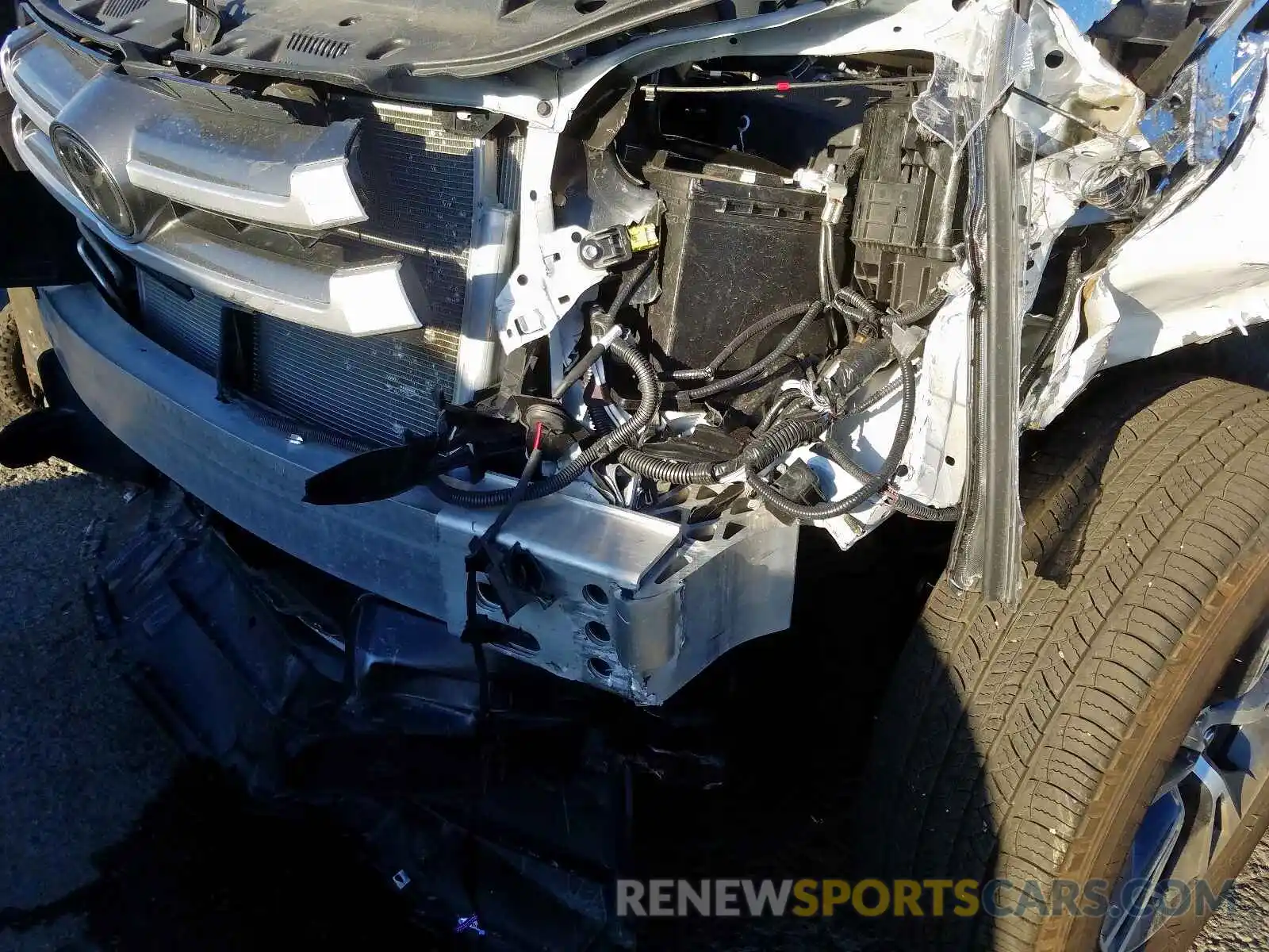 9 Photograph of a damaged car 5TDZARFH3KS053068 TOYOTA HIGHLANDER 2019