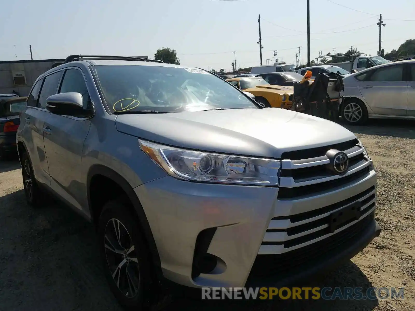 1 Photograph of a damaged car 5TDZARFH3KS053619 TOYOTA HIGHLANDER 2019