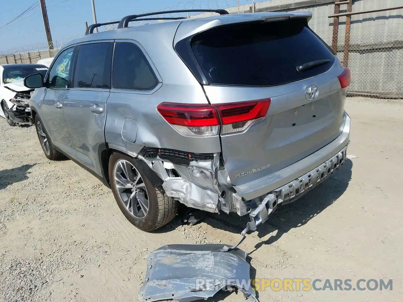 3 Photograph of a damaged car 5TDZARFH3KS053619 TOYOTA HIGHLANDER 2019