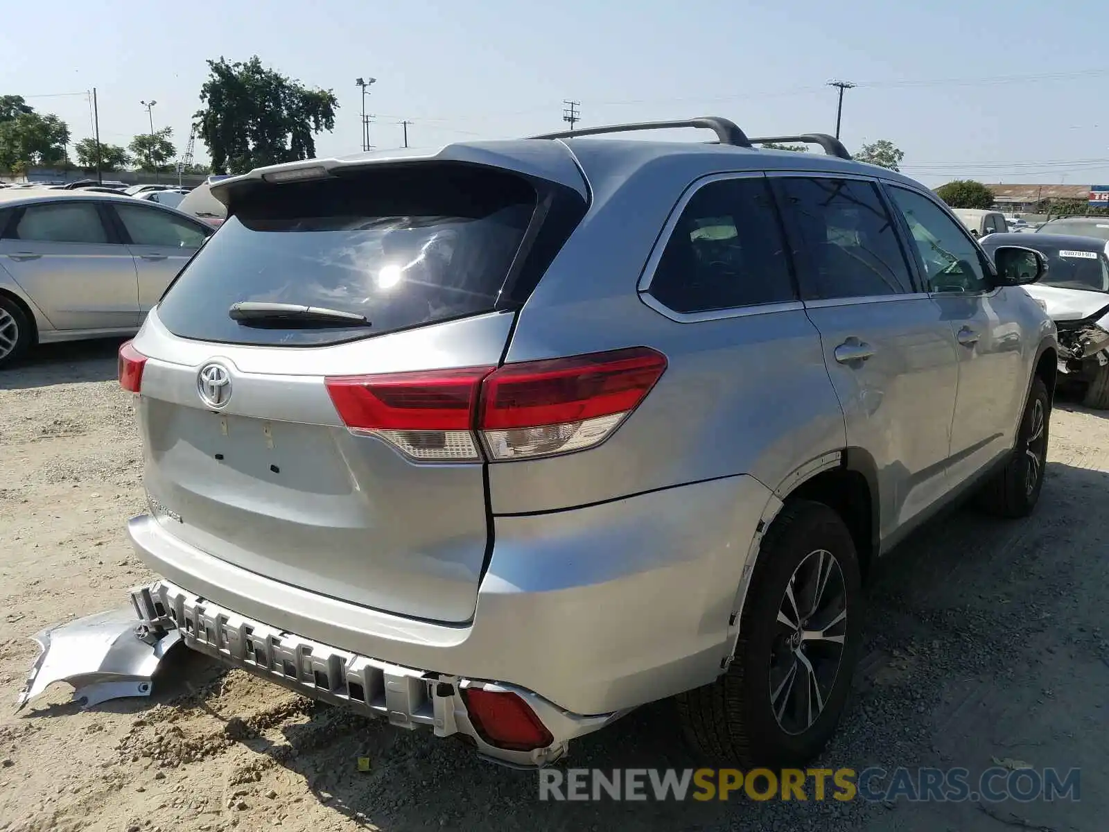 4 Photograph of a damaged car 5TDZARFH3KS053619 TOYOTA HIGHLANDER 2019