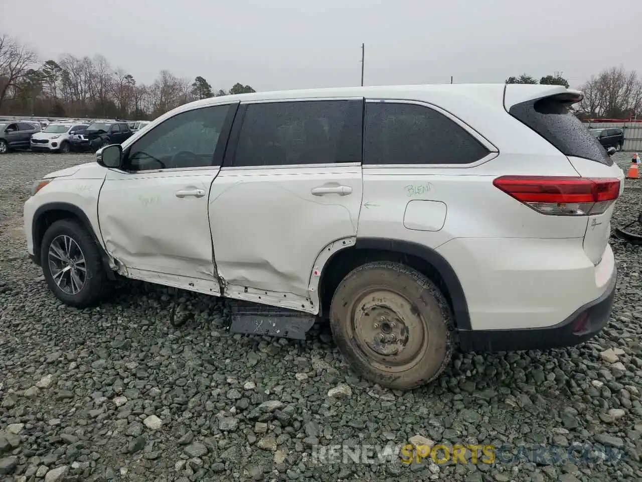 2 Photograph of a damaged car 5TDZARFH3KS054026 TOYOTA HIGHLANDER 2019