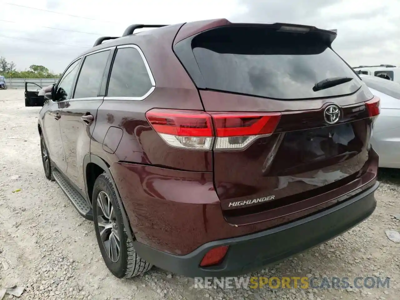 3 Photograph of a damaged car 5TDZARFH3KS054348 TOYOTA HIGHLANDER 2019