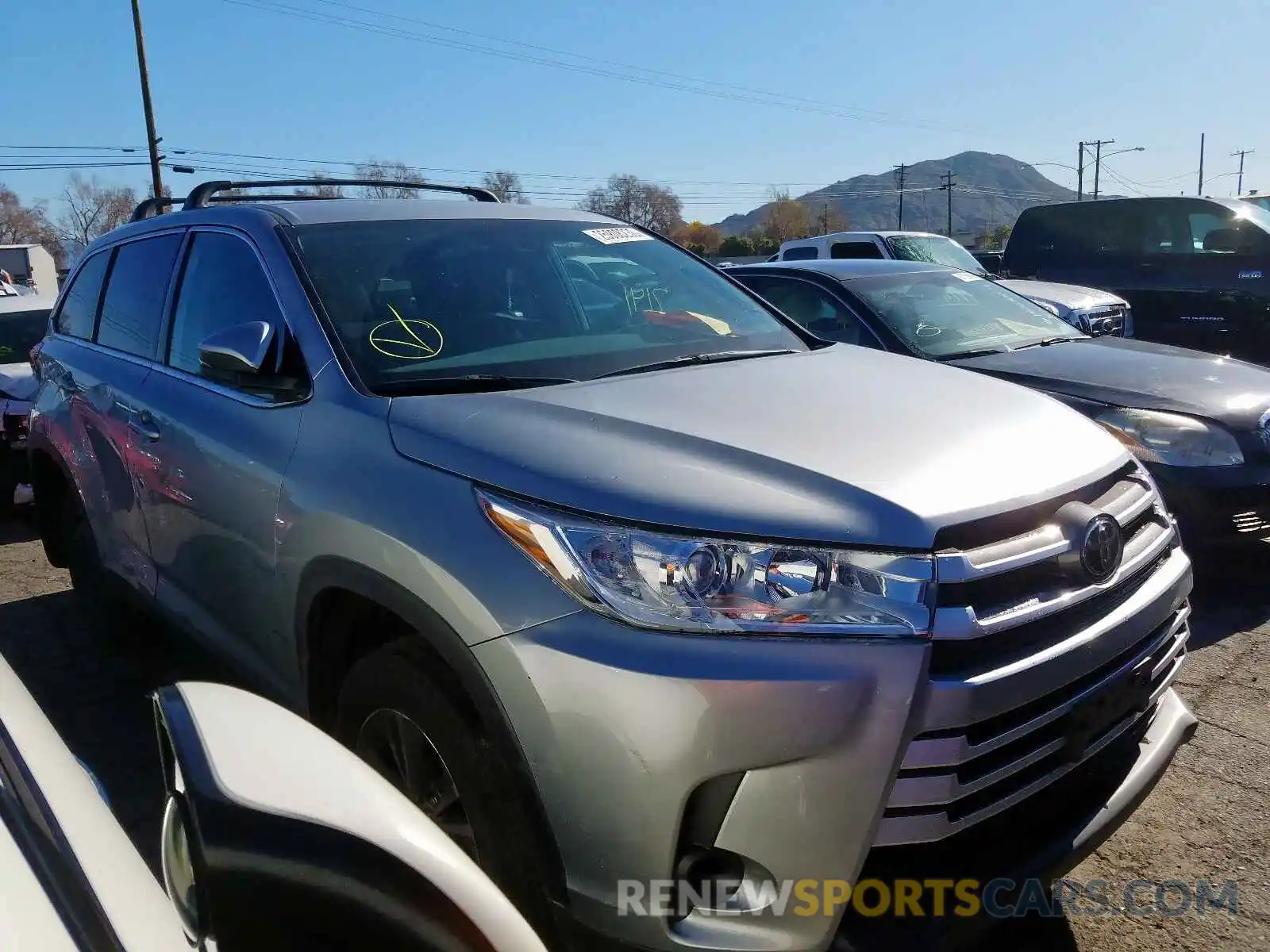 1 Photograph of a damaged car 5TDZARFH3KS056035 TOYOTA HIGHLANDER 2019