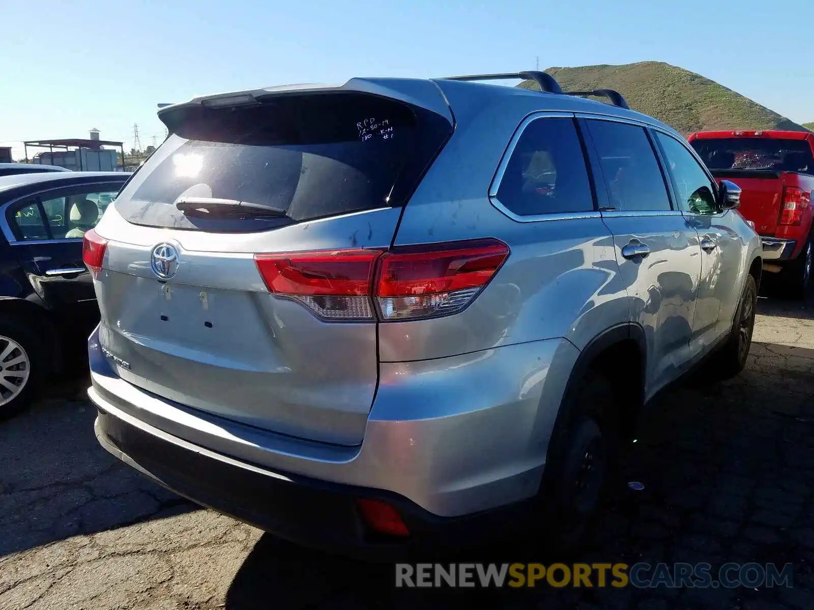 4 Photograph of a damaged car 5TDZARFH3KS056035 TOYOTA HIGHLANDER 2019