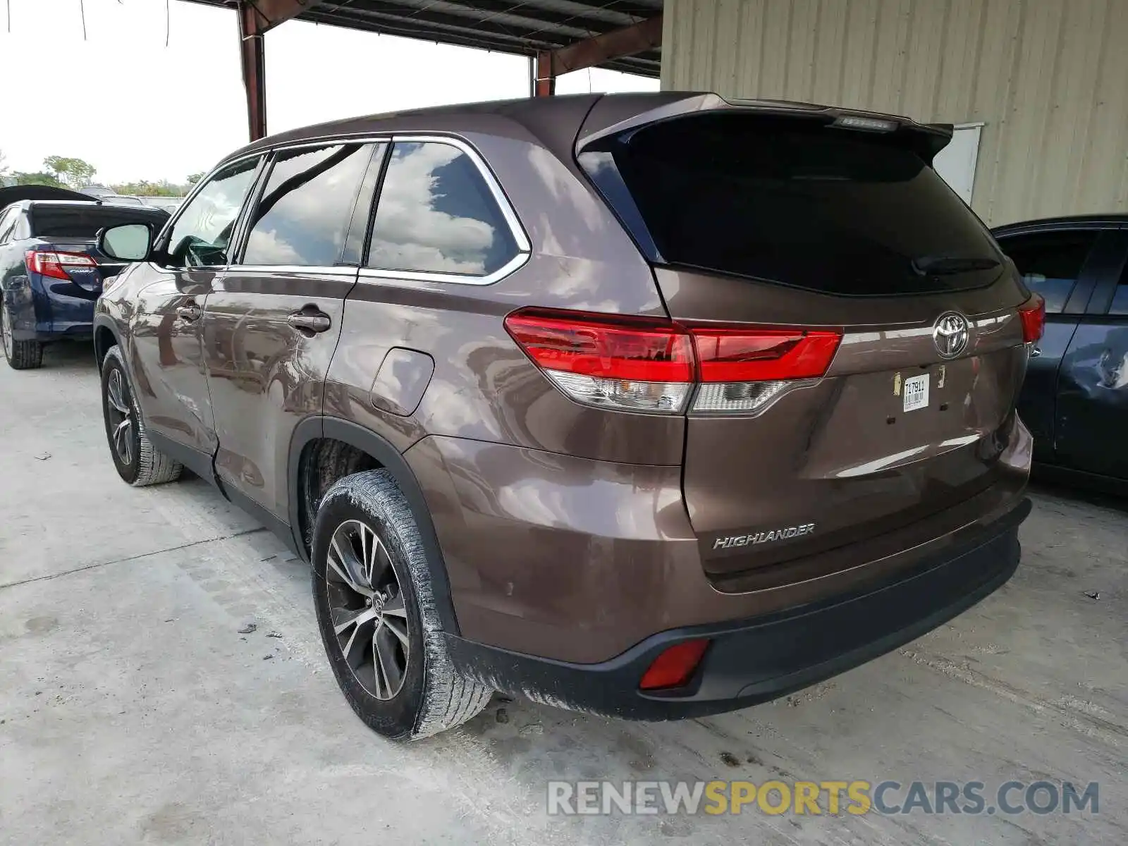 3 Photograph of a damaged car 5TDZARFH3KS056584 TOYOTA HIGHLANDER 2019