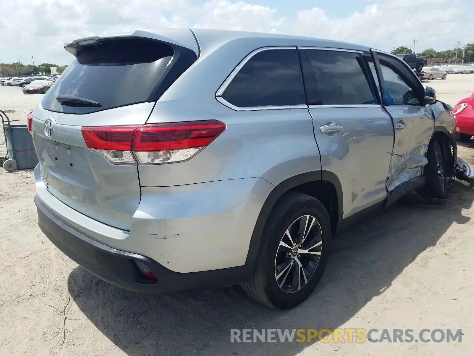 4 Photograph of a damaged car 5TDZARFH3KS057265 TOYOTA HIGHLANDER 2019