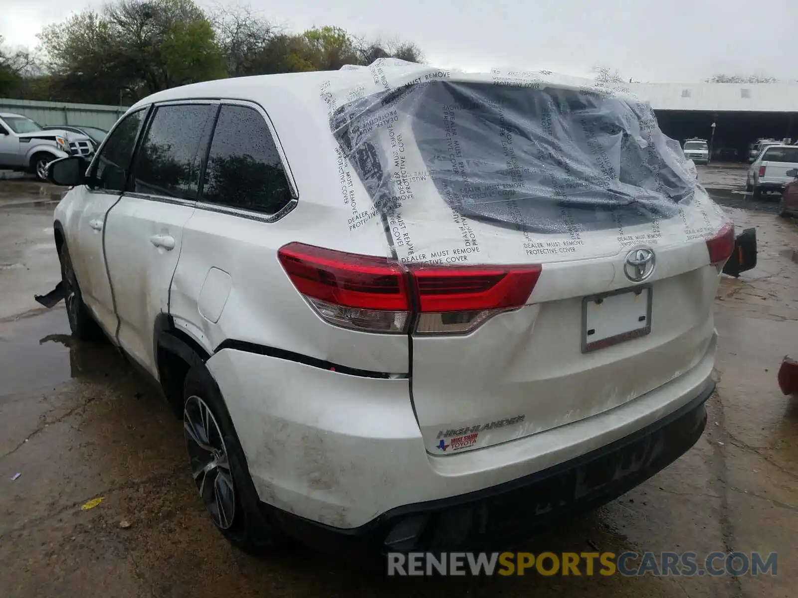 3 Photograph of a damaged car 5TDZARFH3KS058965 TOYOTA HIGHLANDER 2019