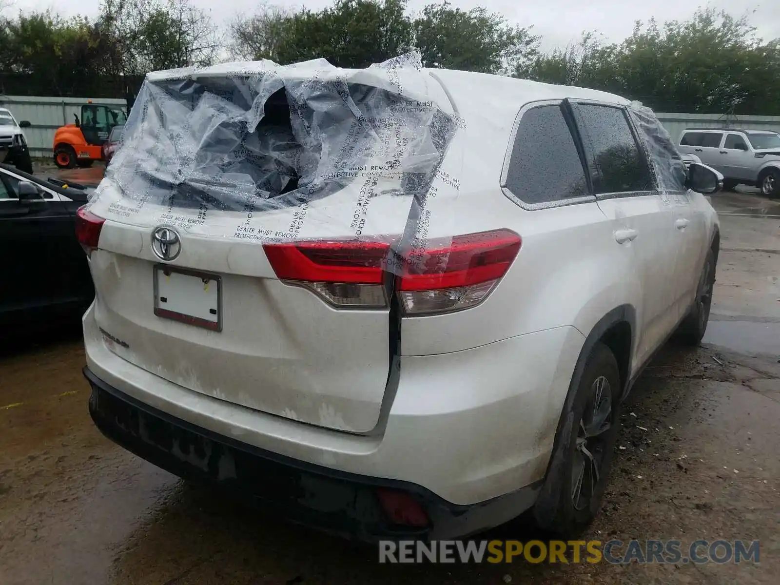 4 Photograph of a damaged car 5TDZARFH3KS058965 TOYOTA HIGHLANDER 2019