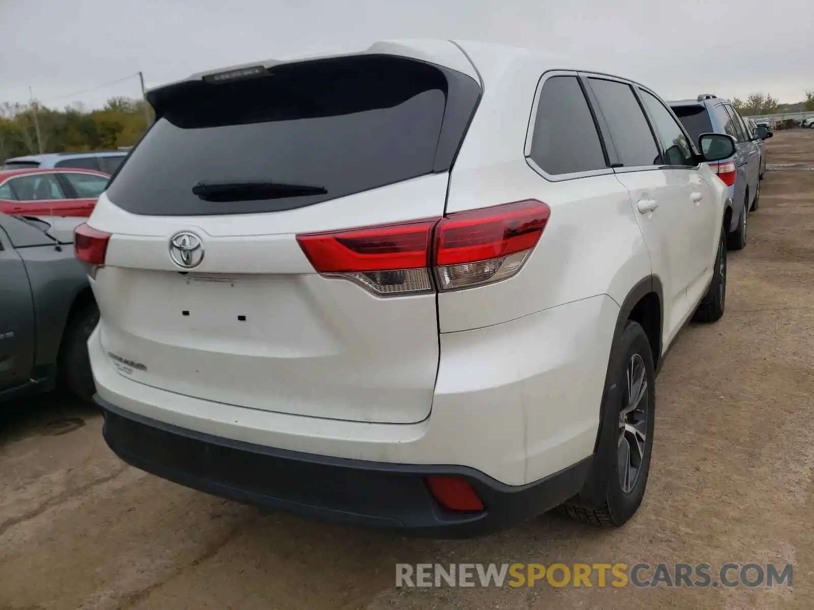 4 Photograph of a damaged car 5TDZARFH3KS060408 TOYOTA HIGHLANDER 2019