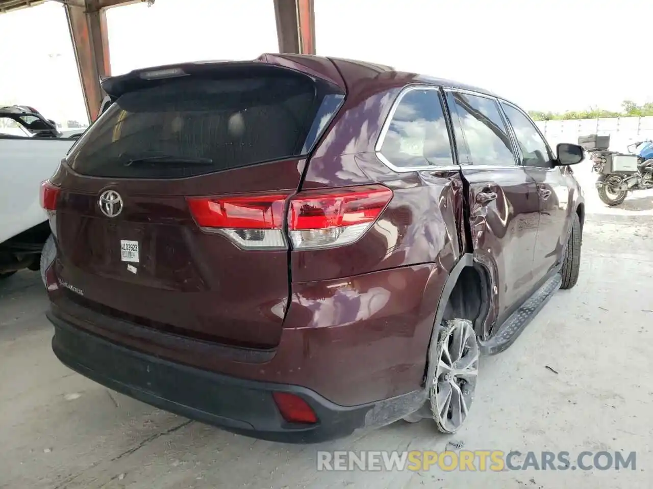 4 Photograph of a damaged car 5TDZARFH3KS061641 TOYOTA HIGHLANDER 2019