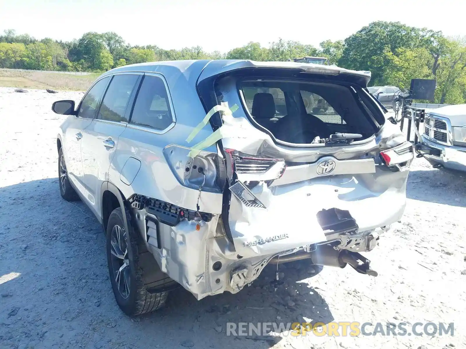 3 Photograph of a damaged car 5TDZARFH4KS042404 TOYOTA HIGHLANDER 2019